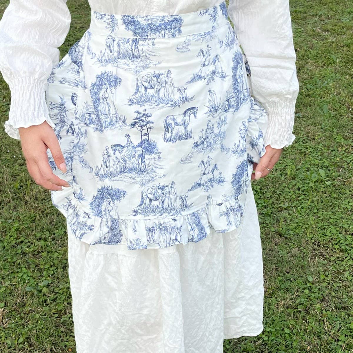 LANDSCAPE PAINTING HALF-LENGTH LOLITA APRON