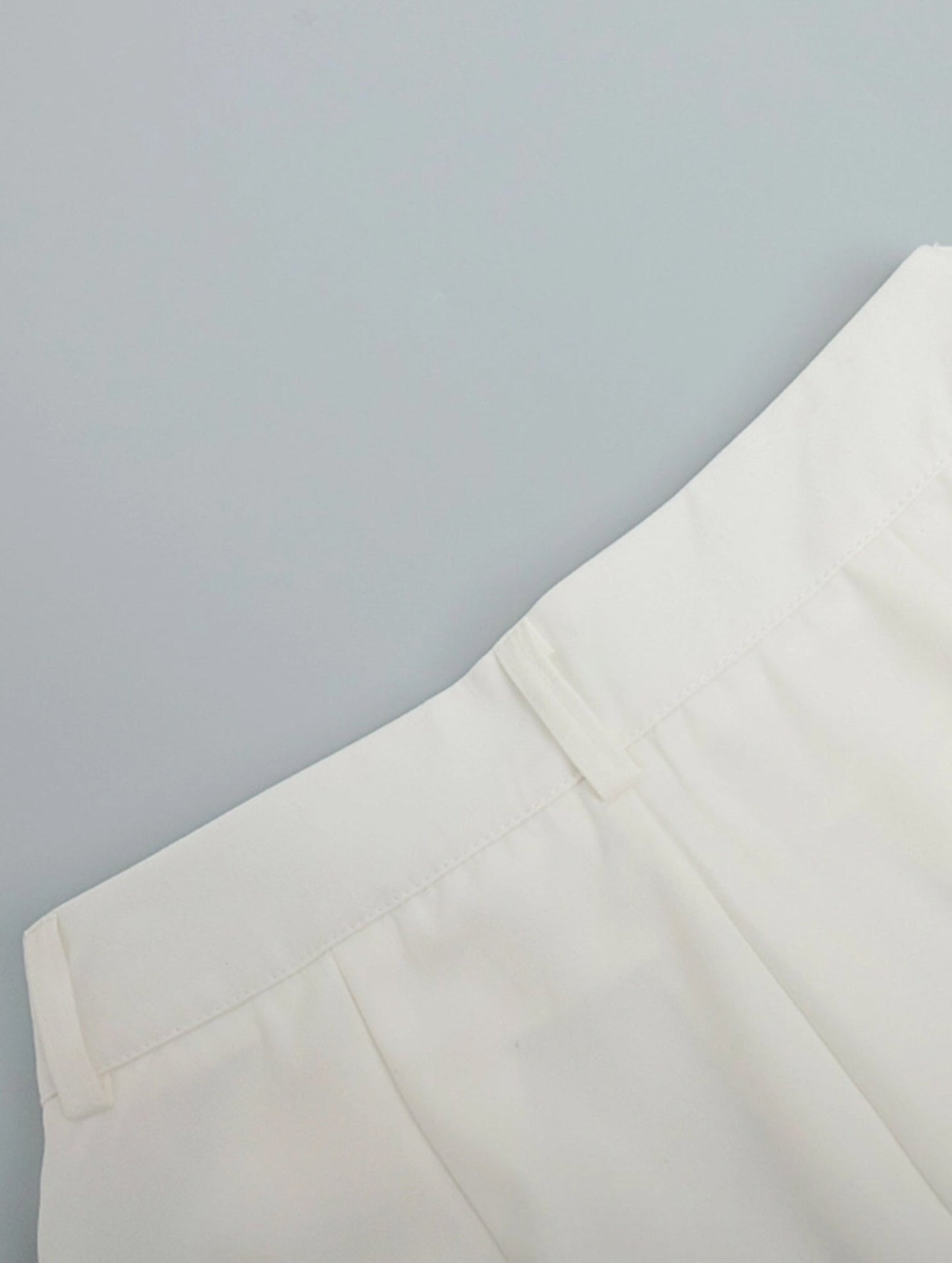 High-waisted wide-leg pants for stylish commuting