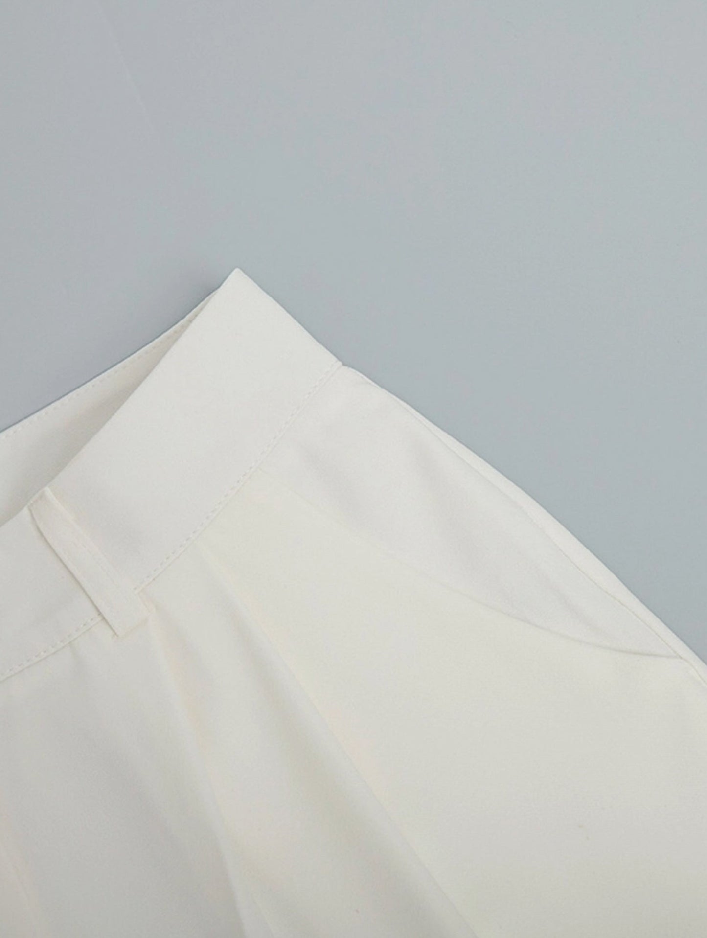 High-waisted wide-leg pants for stylish commuting