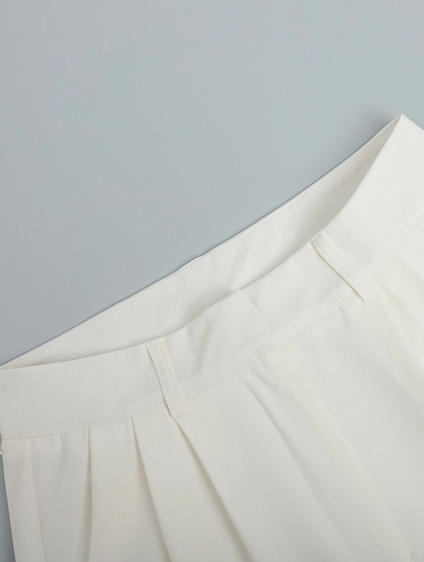 High-waisted wide-leg pants for stylish commuting