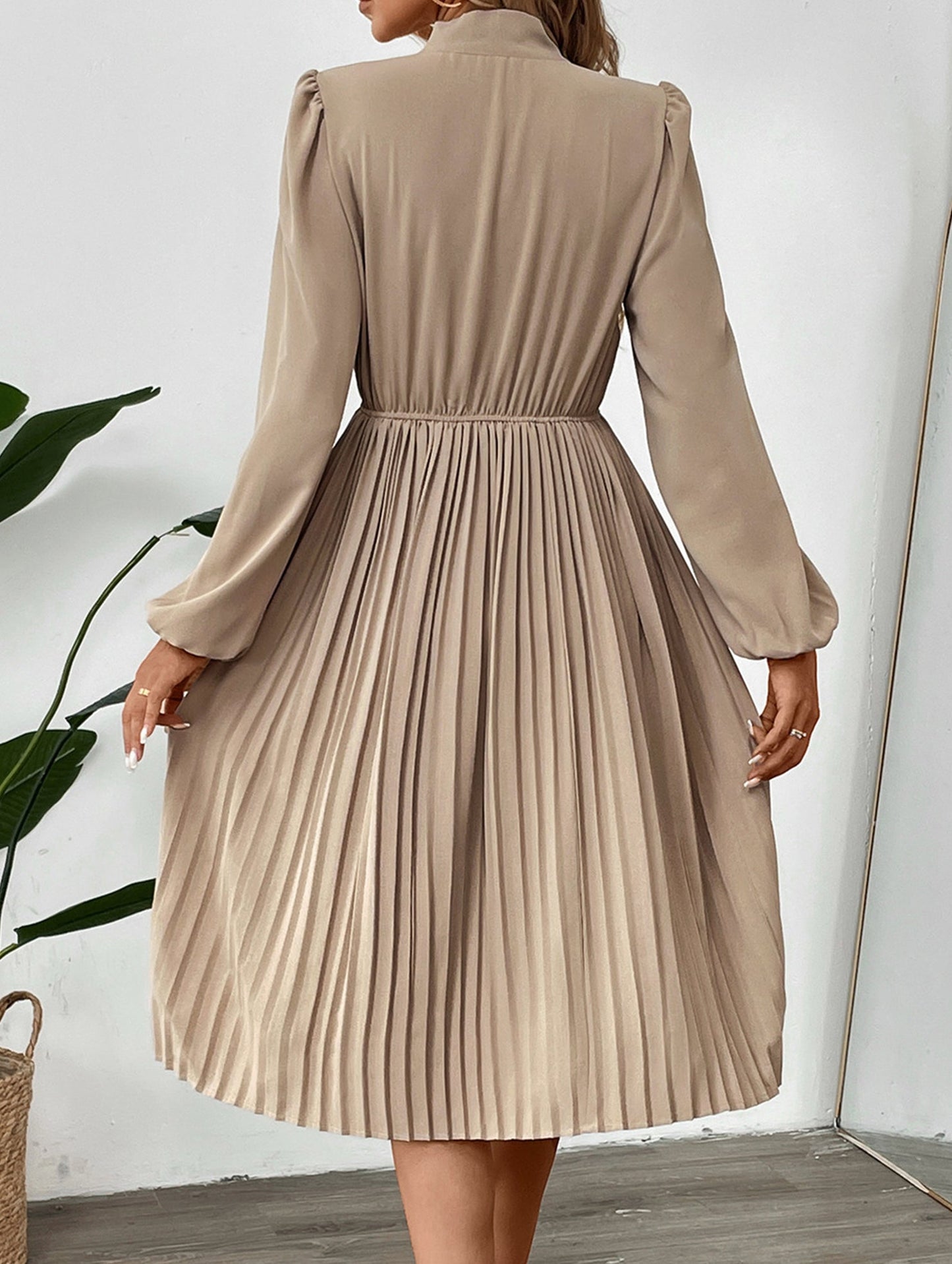 Elegant pleated dress with bow tie collar