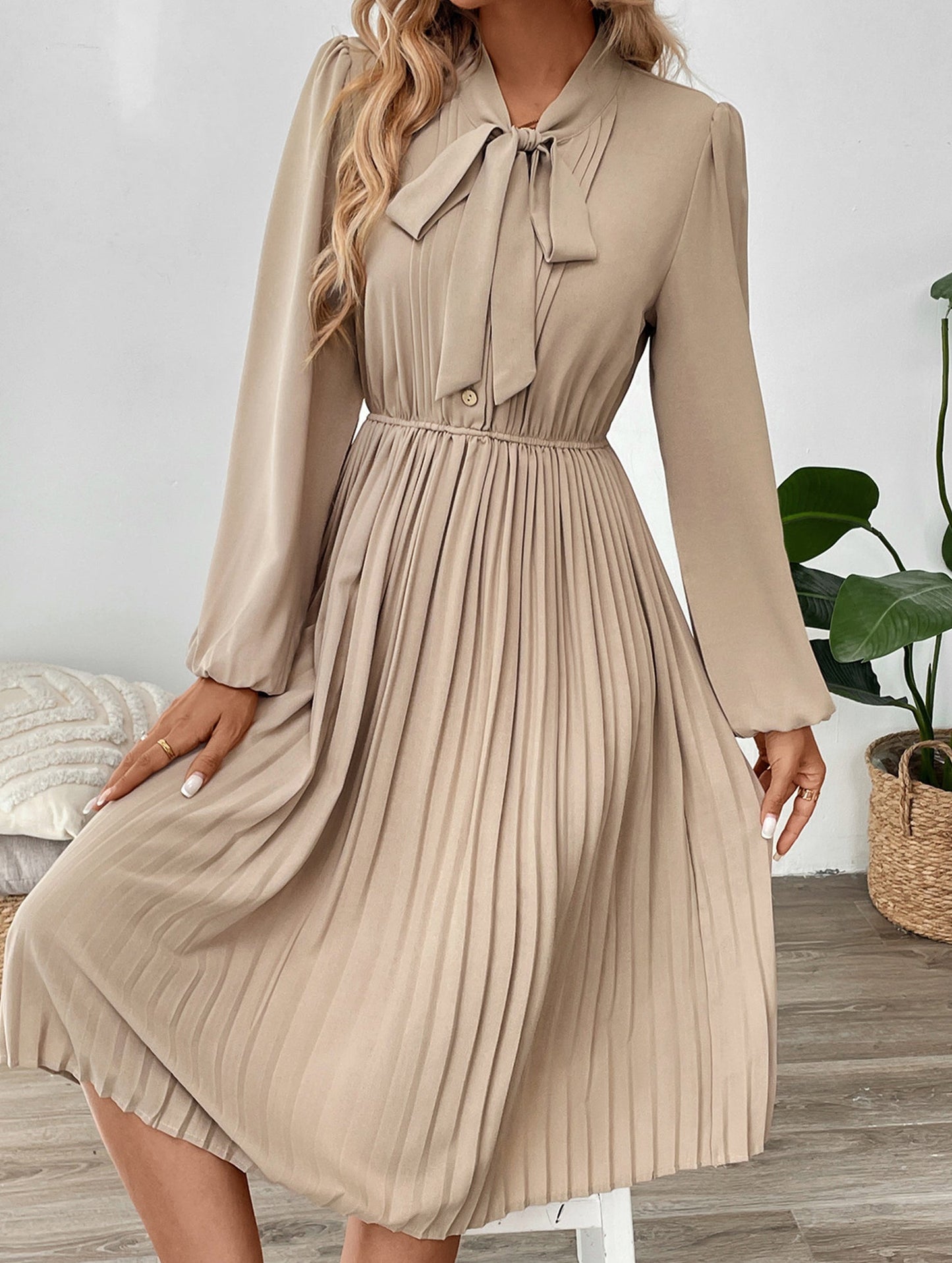 Elegant pleated dress with bow tie collar