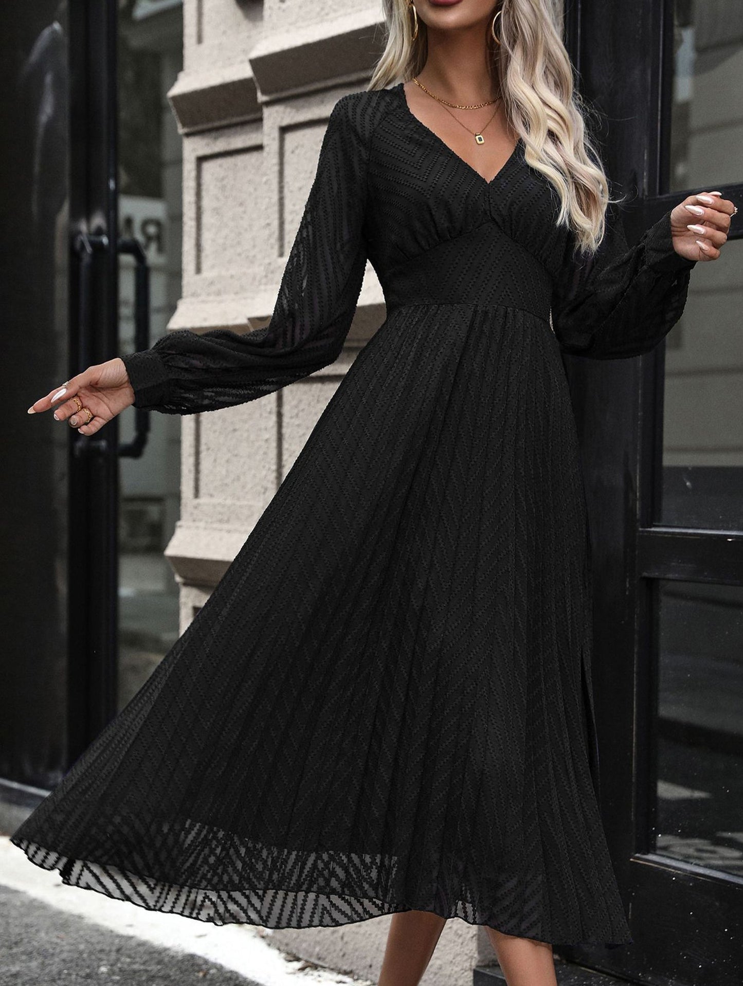 Long-sleeved pure color dress with high-end feel