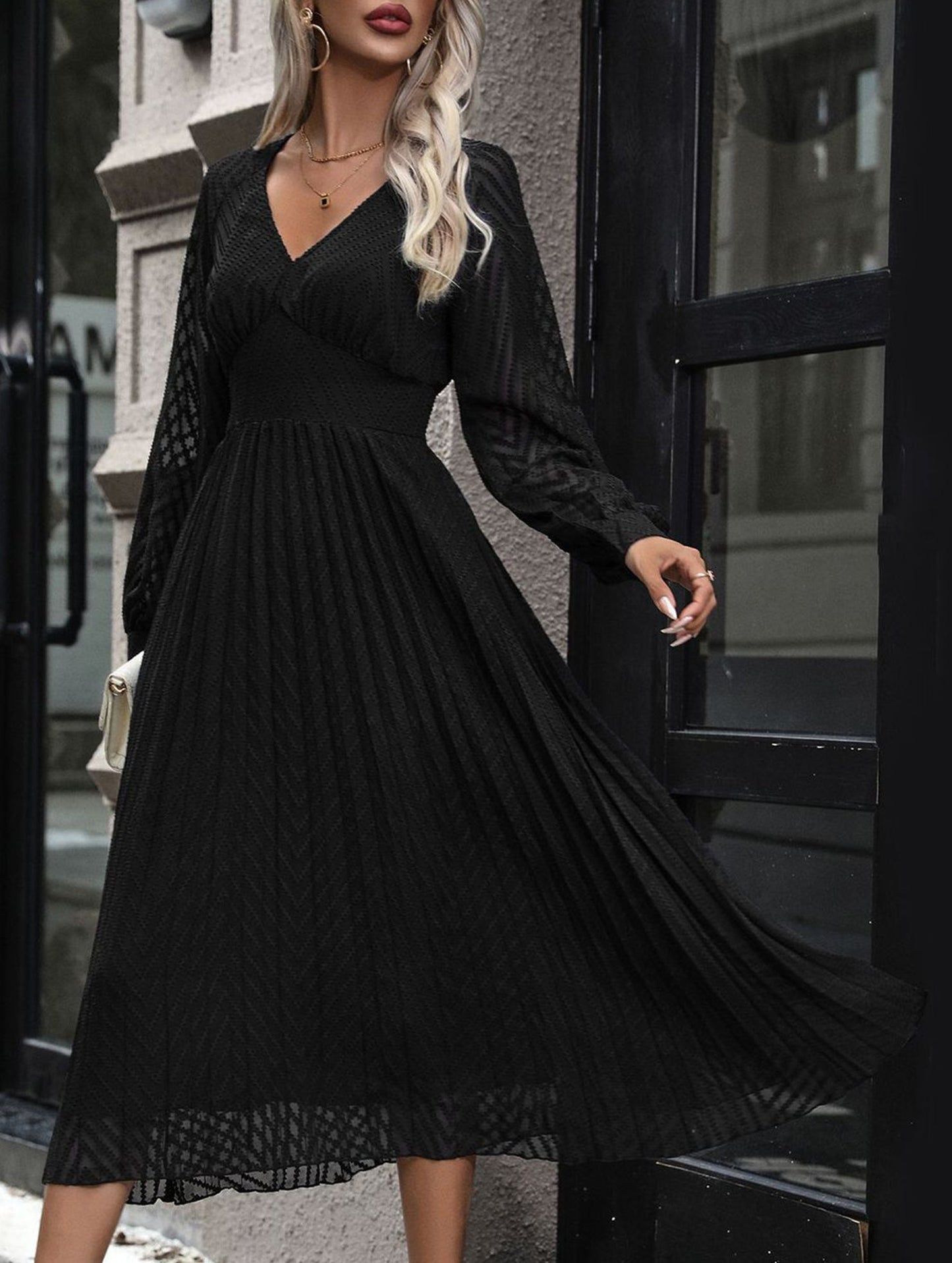 Long-sleeved pure color dress with high-end feel