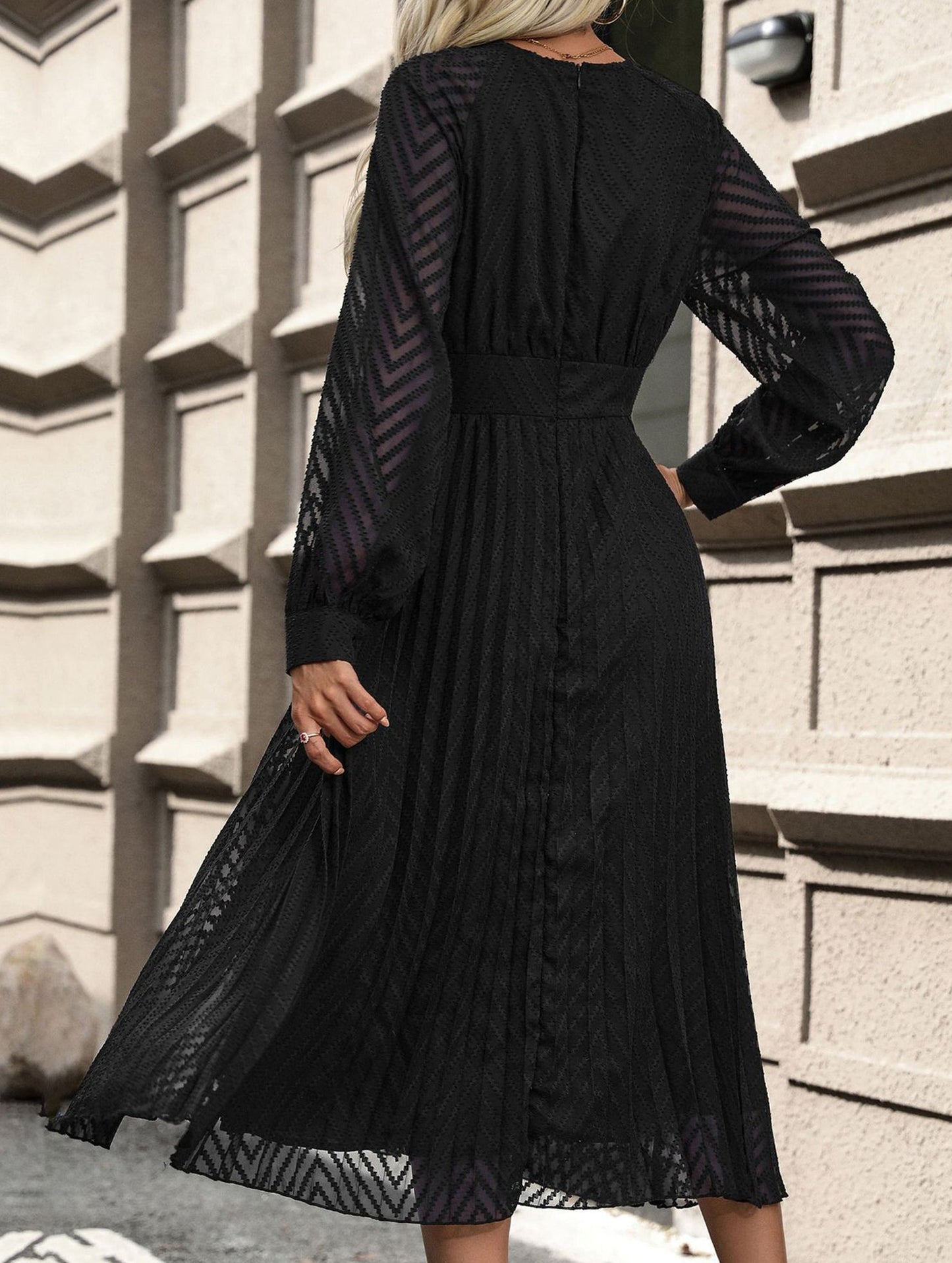 Long-sleeved pure color dress with high-end feel