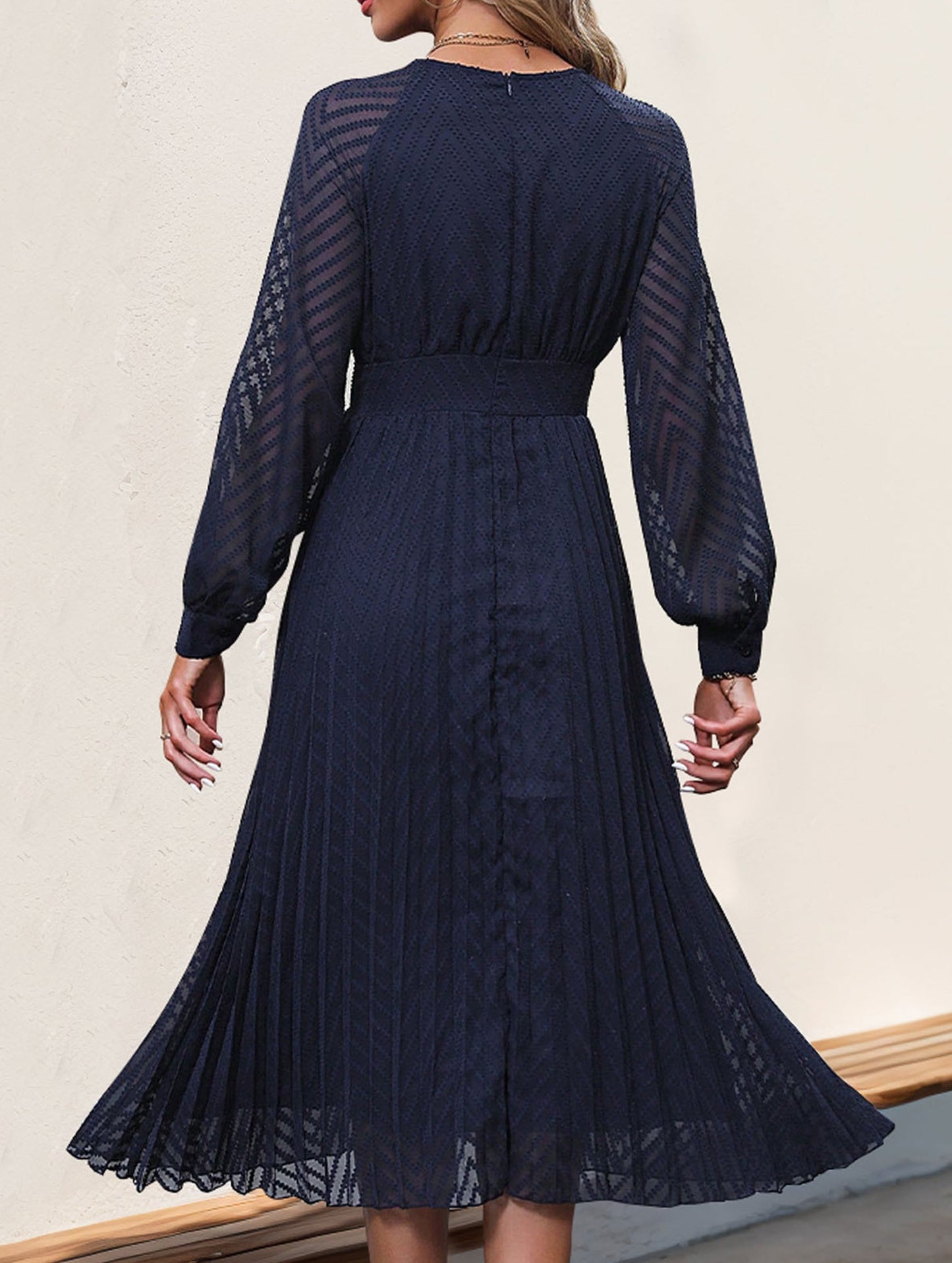 Long-sleeved pure color dress with high-end feel