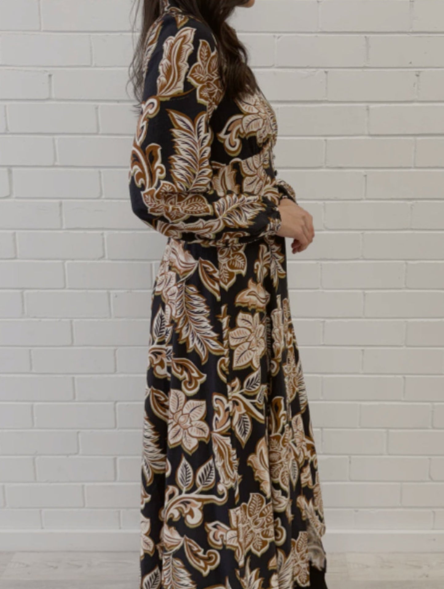 Deep V-neck long-sleeved dress with waist