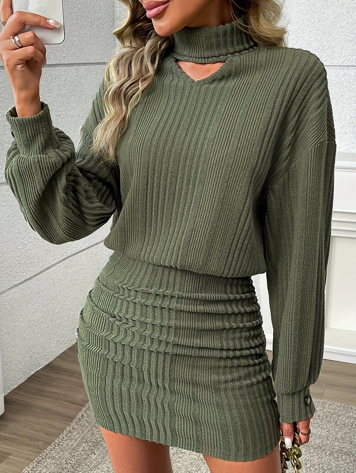 High-necked waist dress with hollow neck