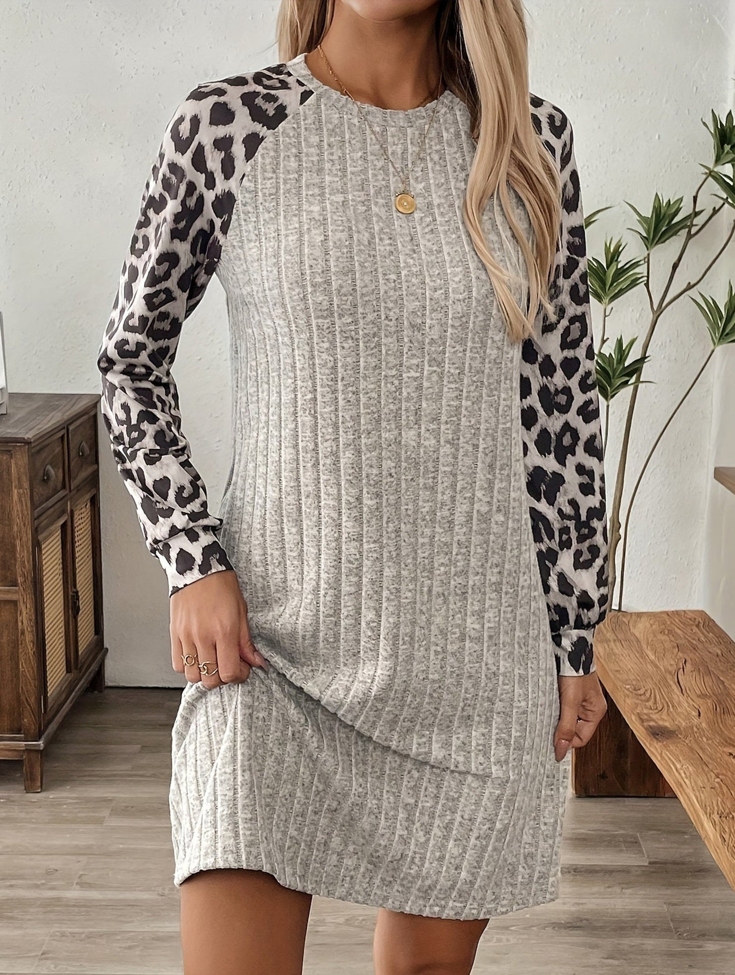 Long-sleeved leopard print bodycon dress