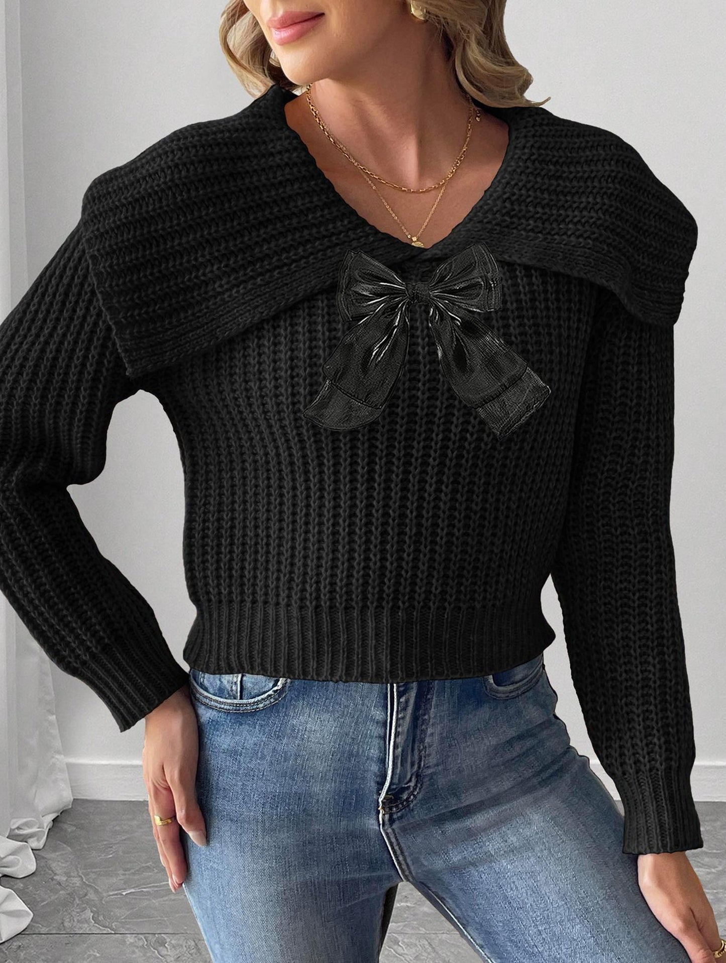 Large lapel bow-tie pullover sweater