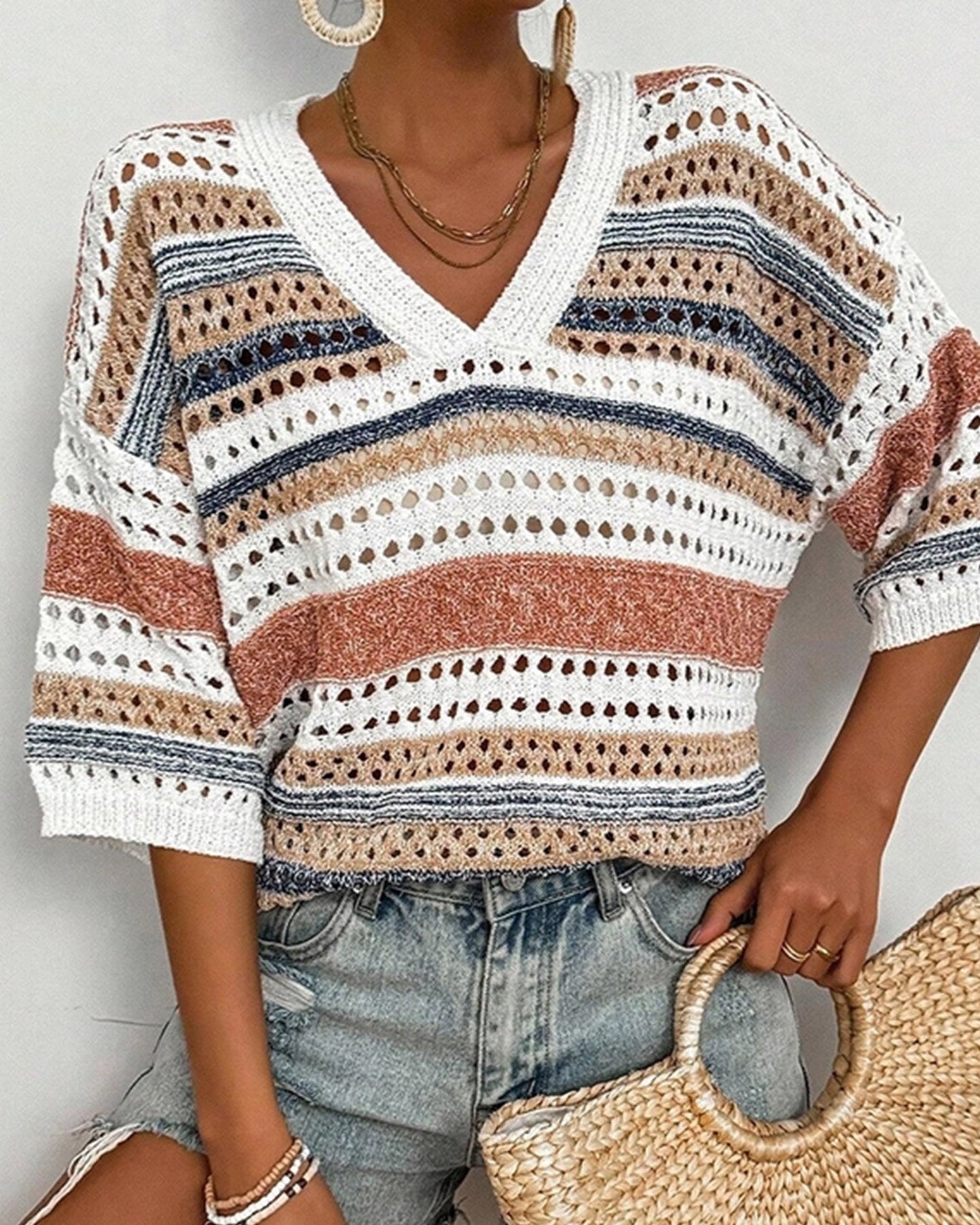 CUT-OUT V-NECK SWEATER WITH COLOR MATCHING