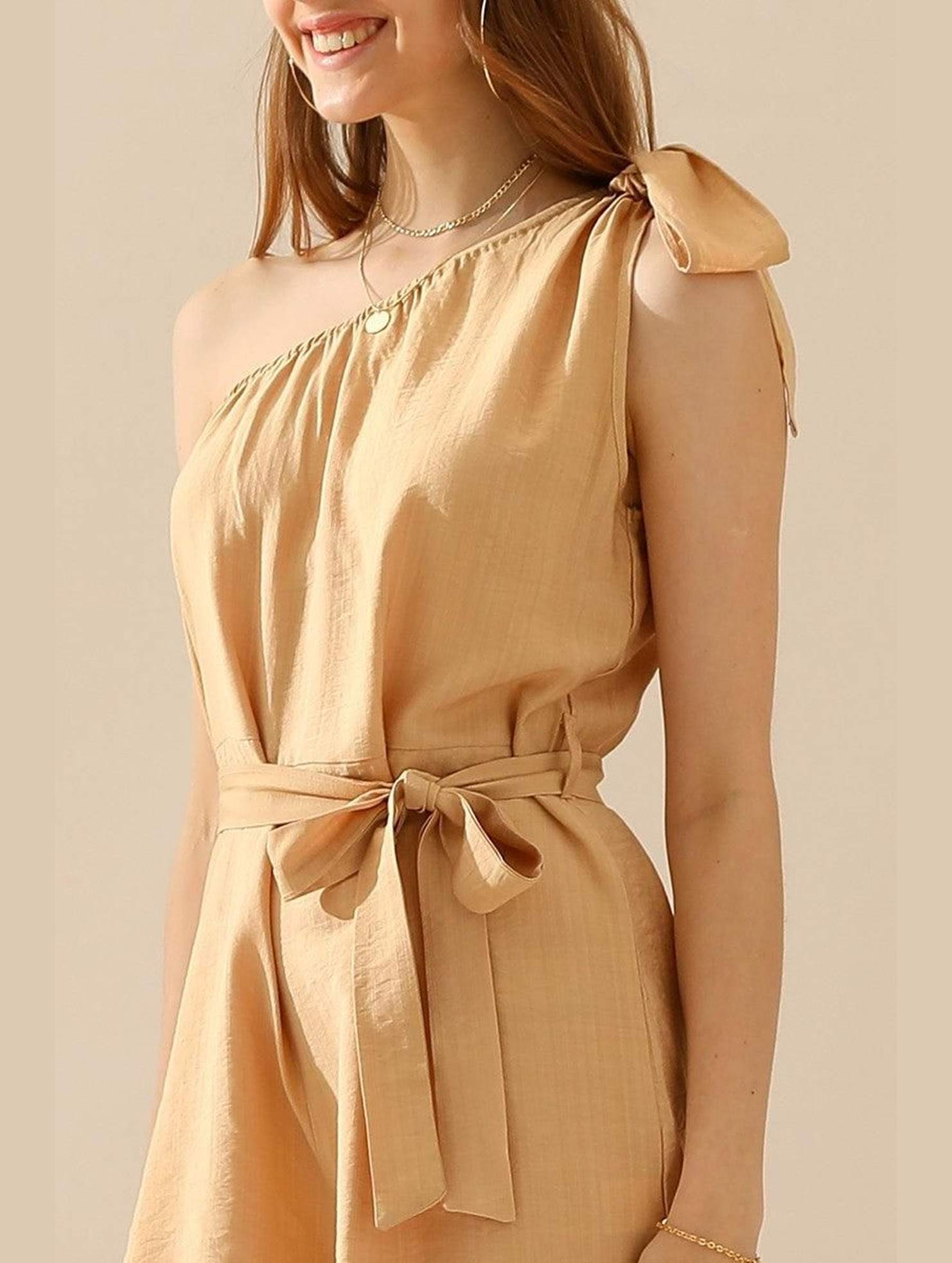 ONE RIBBON SHOULDER STRAP TIED WAIST ROMPER - Doublju