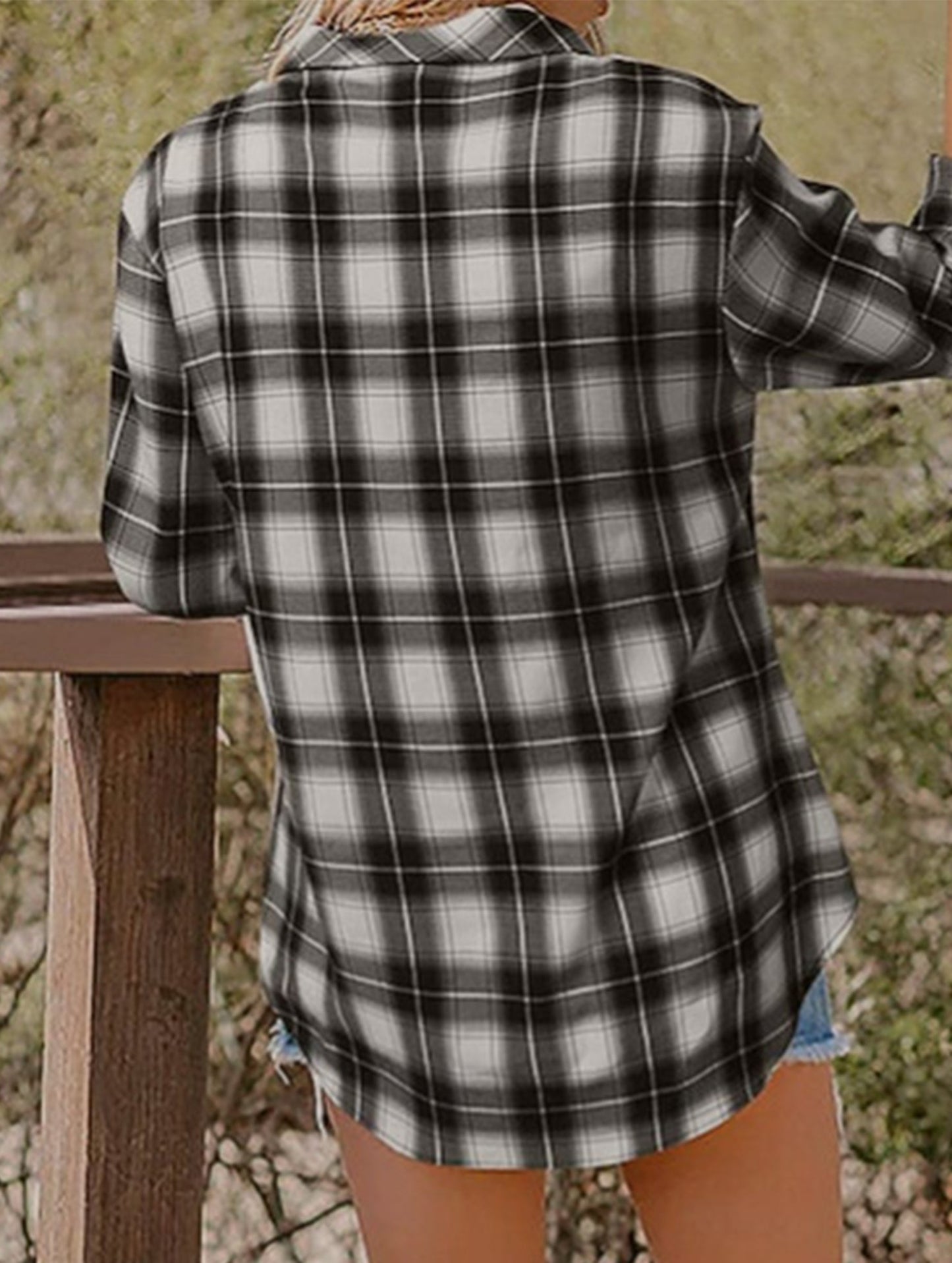 V-neck lapel loose-fitting women's plaid shirt