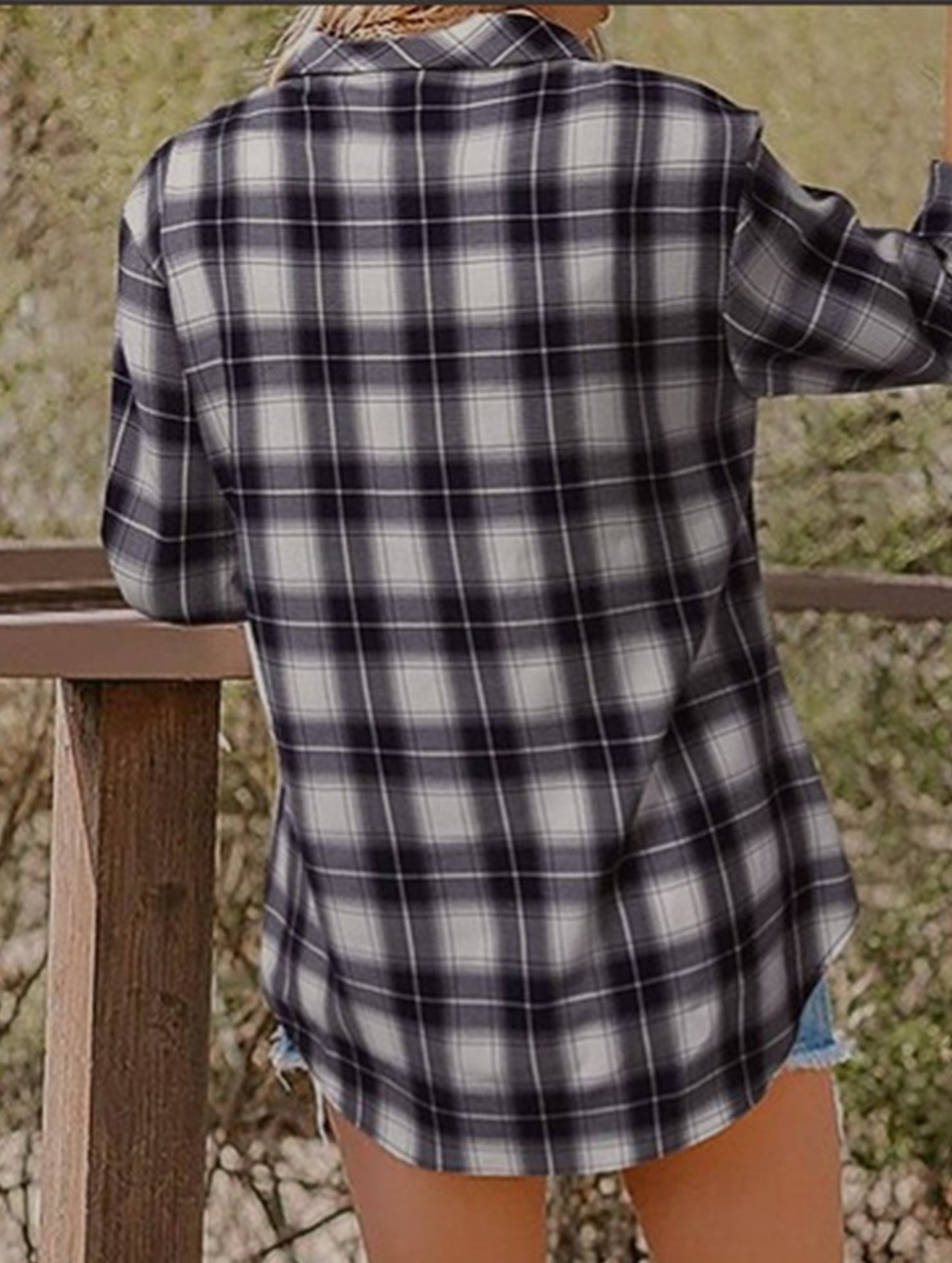 V-neck lapel loose-fitting women's plaid shirt