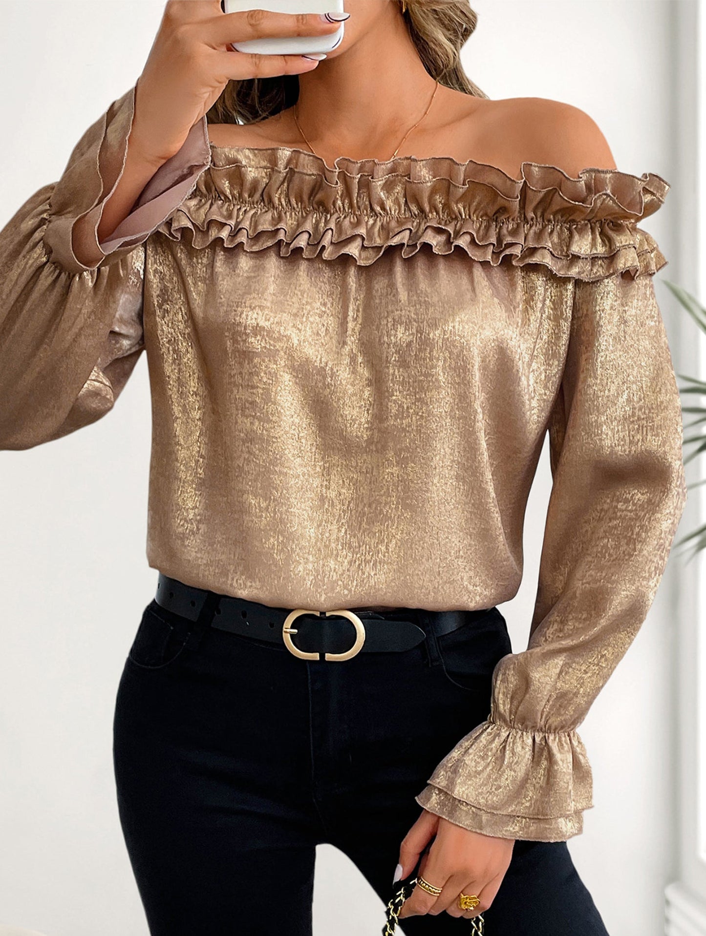 One-shoulder long-sleeved gold shirt
