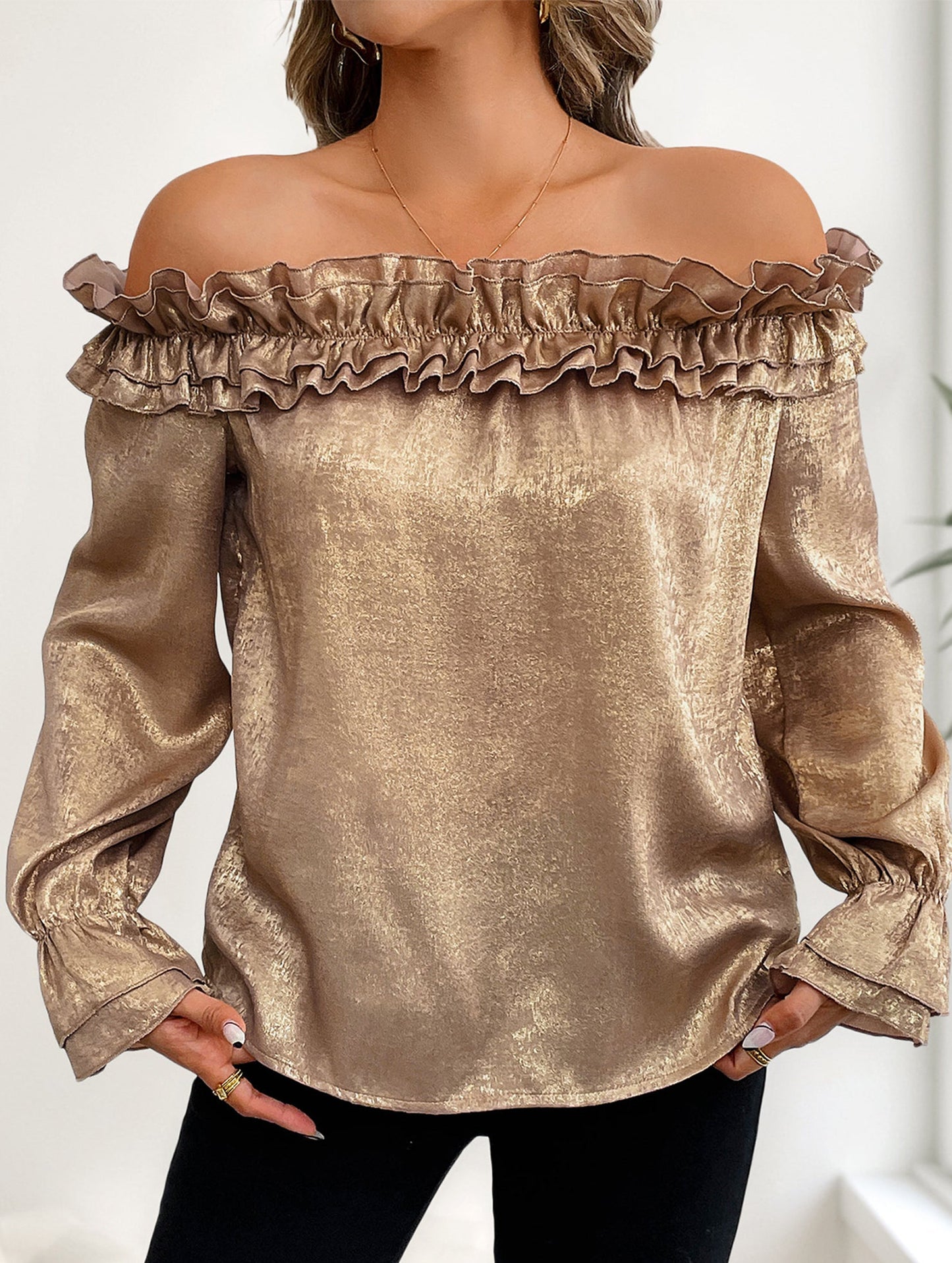 One-shoulder long-sleeved gold shirt