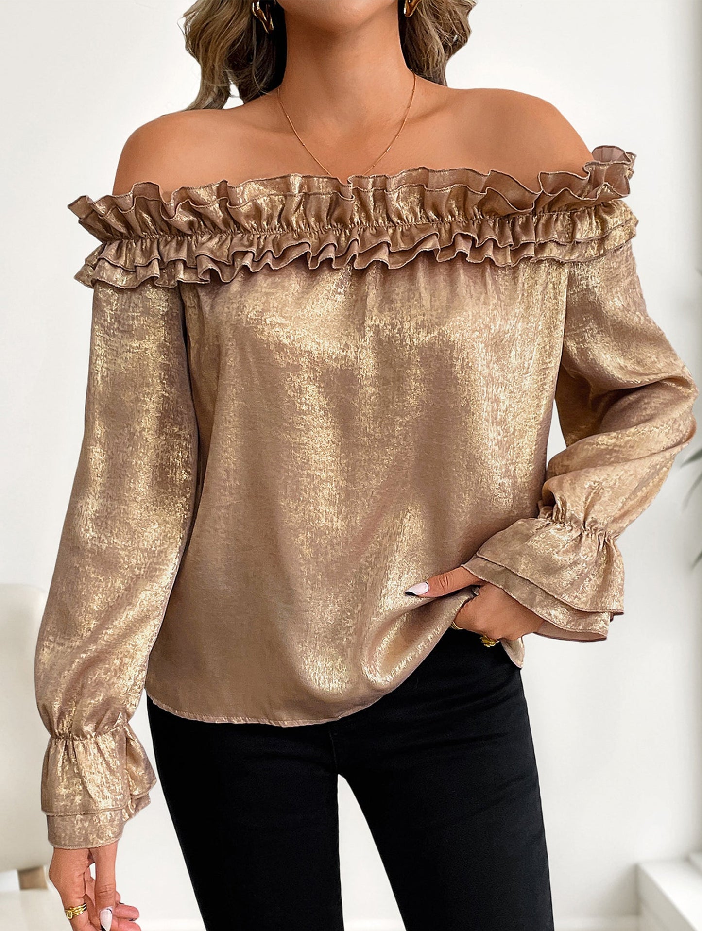 One-shoulder long-sleeved gold shirt