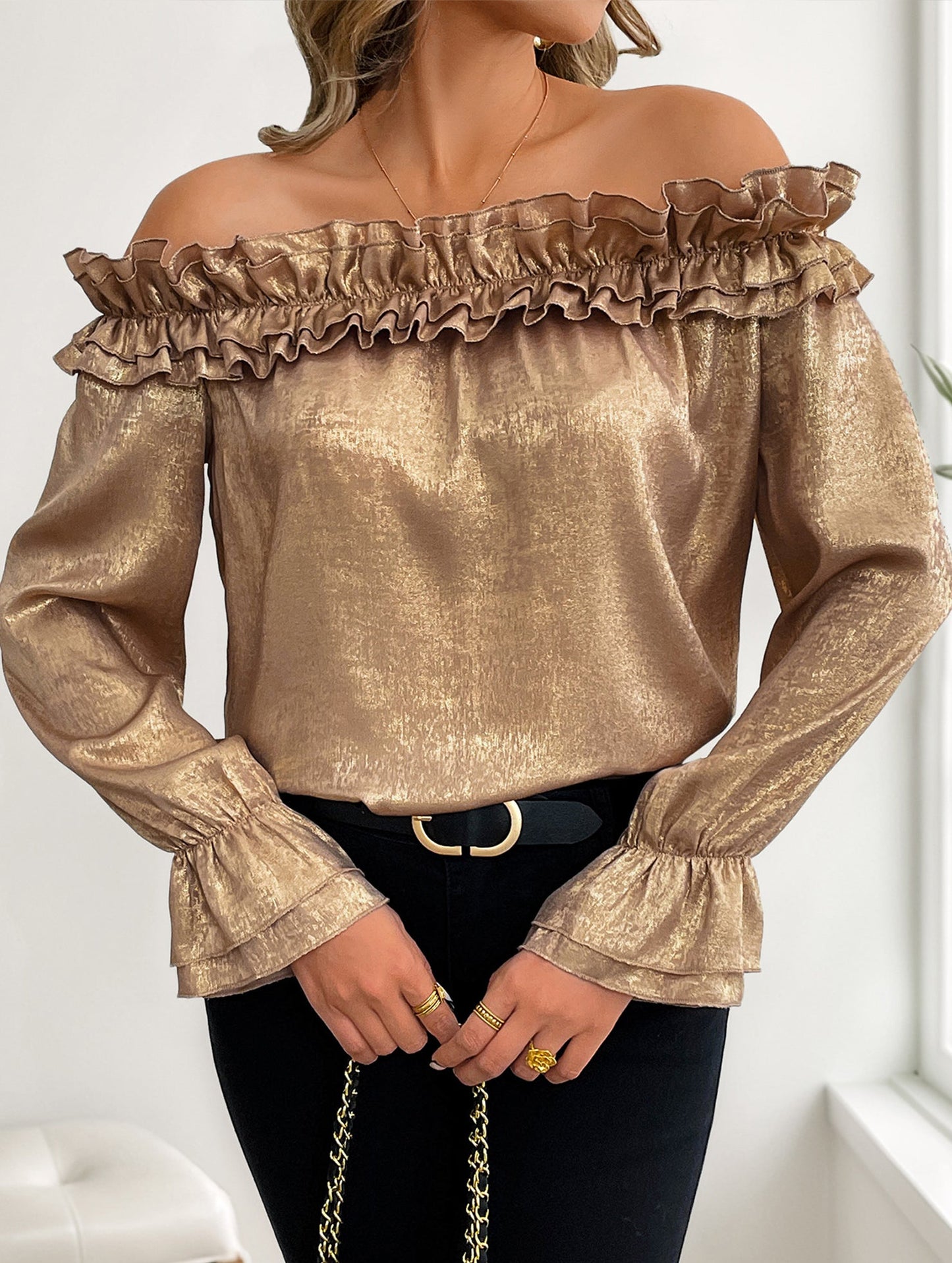 One-shoulder long-sleeved gold shirt