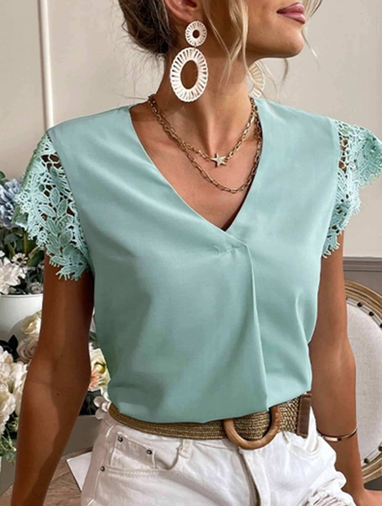 Solid V-neck lace trim short sleeve tee