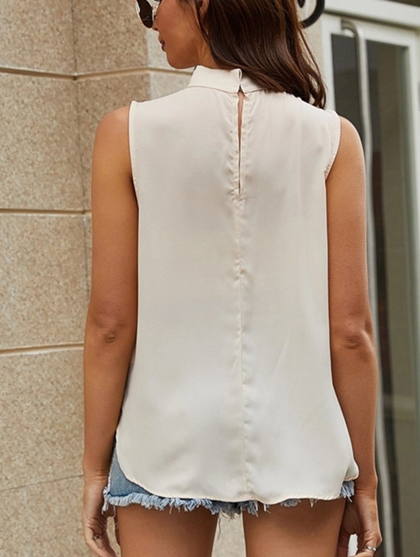 Sleeveless Round Neck Woven Top ??Button Back Detail, M??œXXL