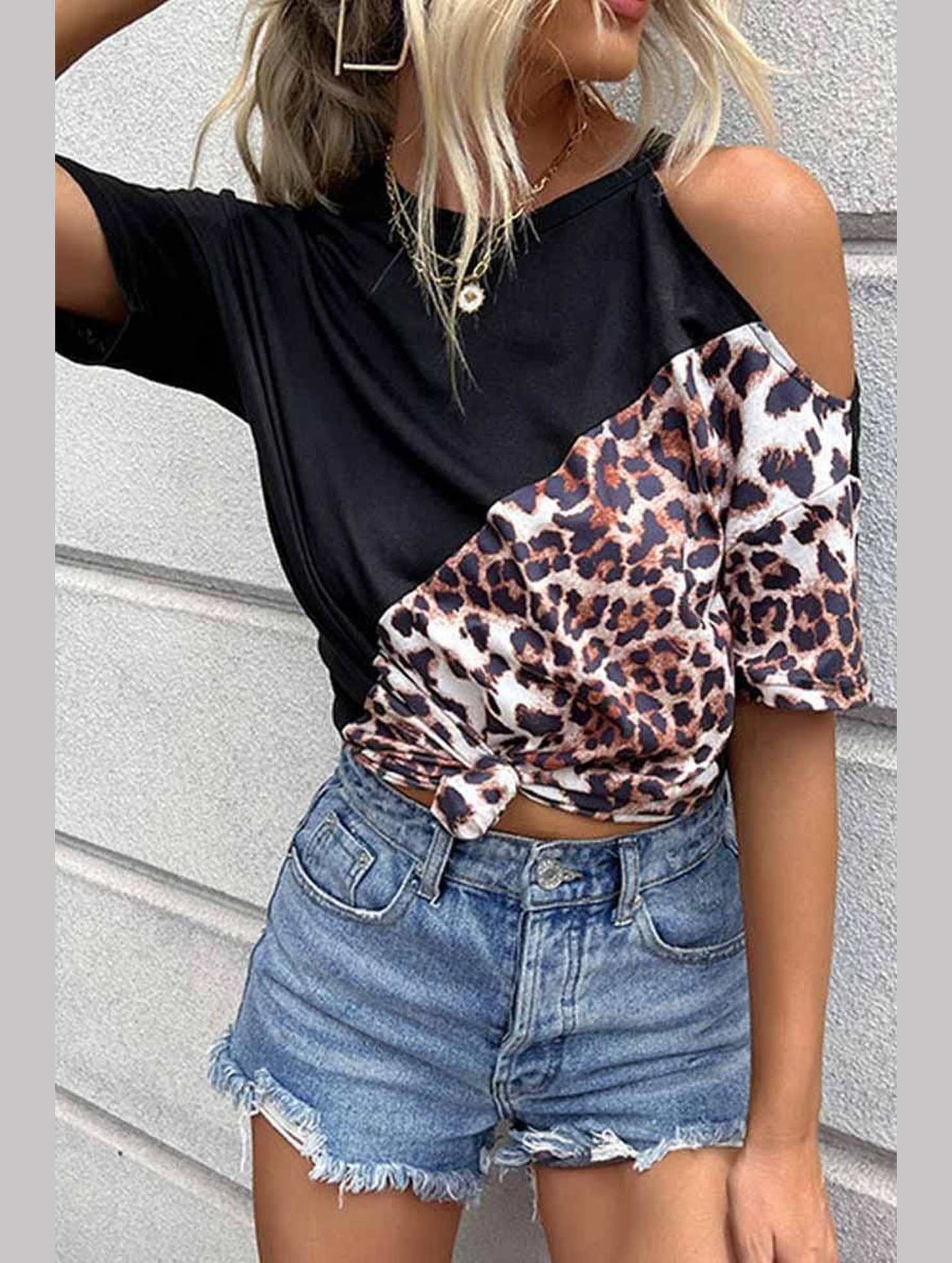 LEOPARD ONE HOLE SHOULDER TEE - Doublju