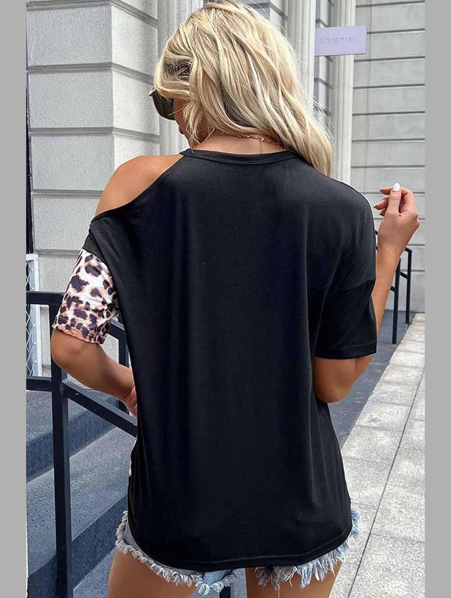 LEOPARD ONE HOLE SHOULDER TEE - Doublju