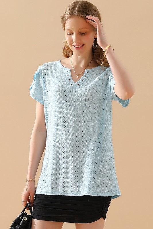 BUCKLED V NECK PUNCHING LACE TULIP SLEEVE TEE - Doublju