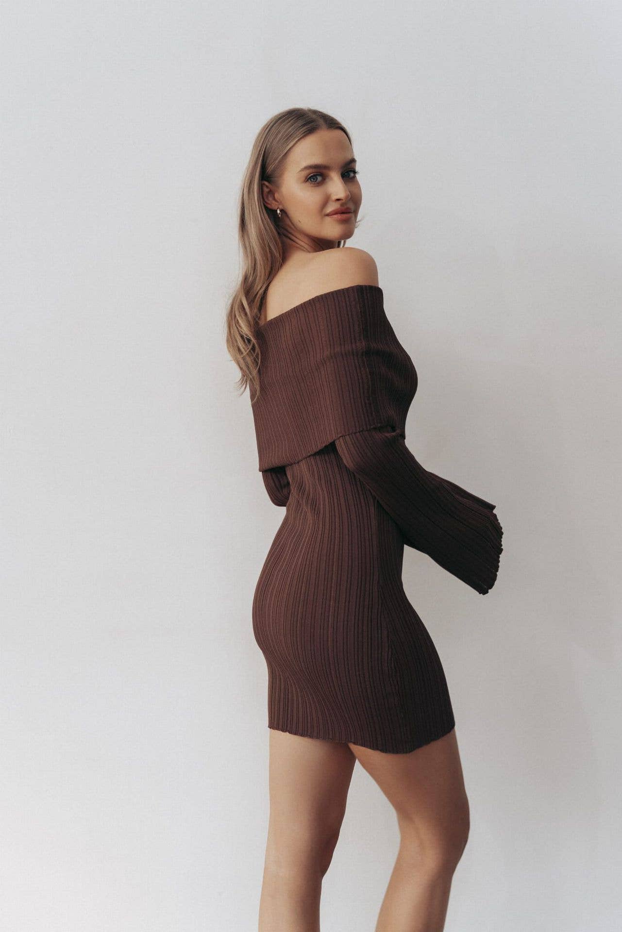 Off-the-shoulder, hip-hugging one-shoulder dress