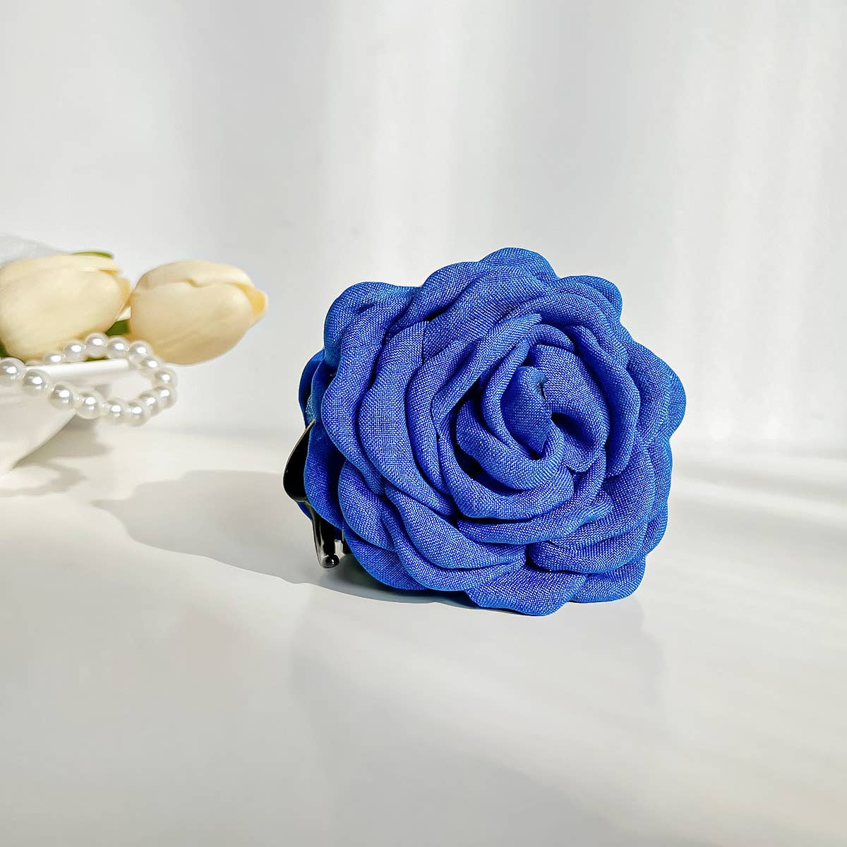 Three-dimensional solid fabric rose grasping clip