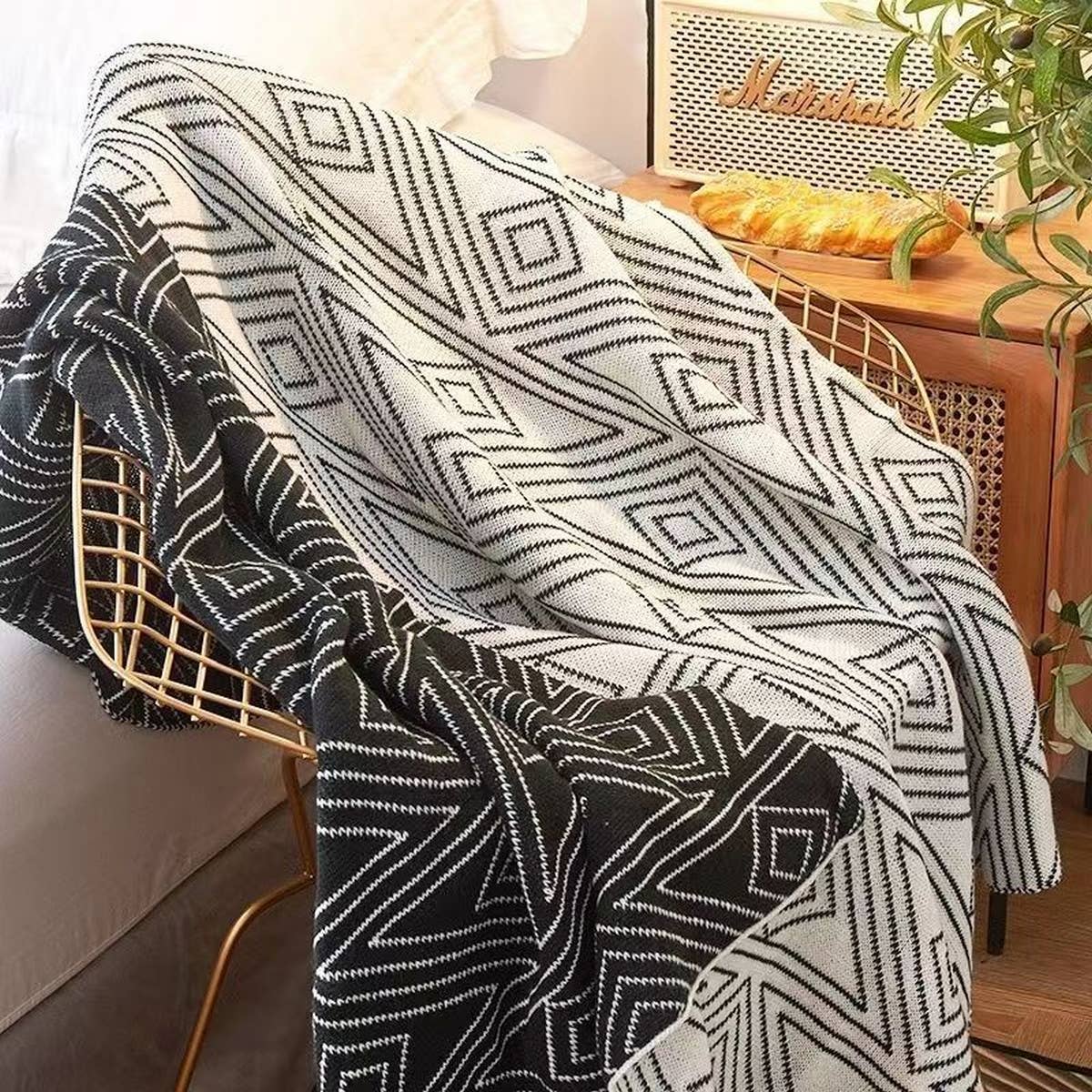 CASUAL BLACK AND WHITE KNITTED BLANKET_CWMM0417