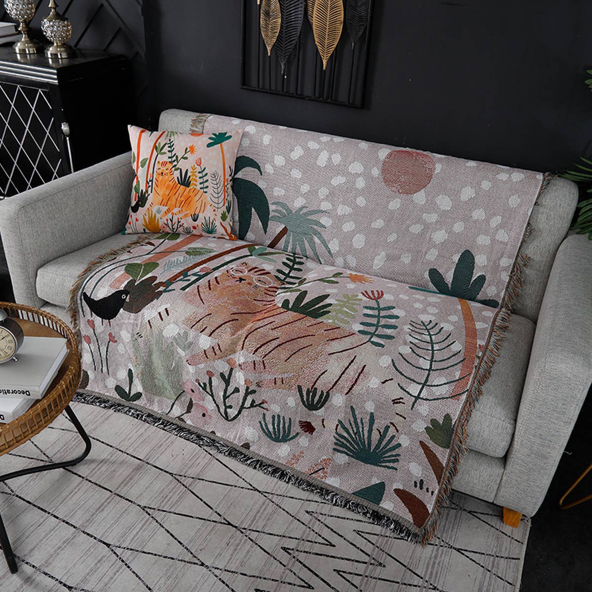 MULTIFUNCTIONAL BLANKET WITH LEAF PATTERN