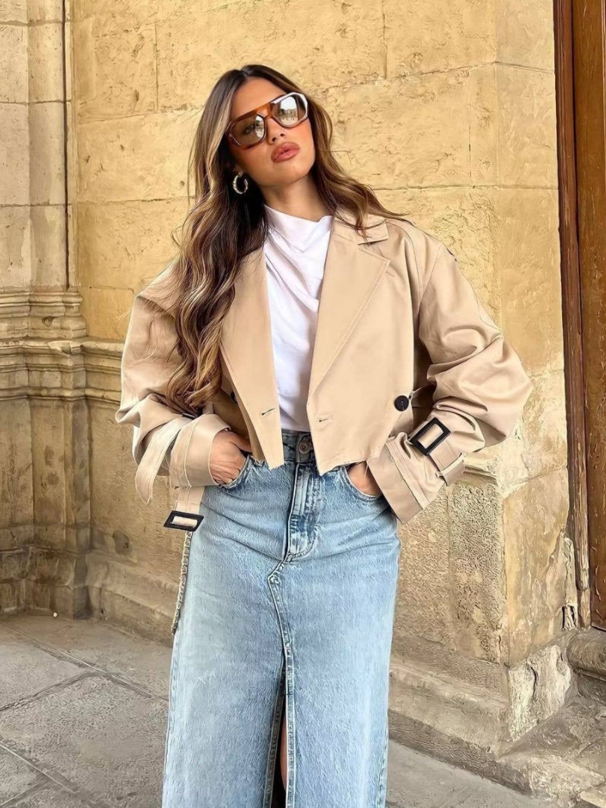 Solid-color short-cut trench coat with a belt