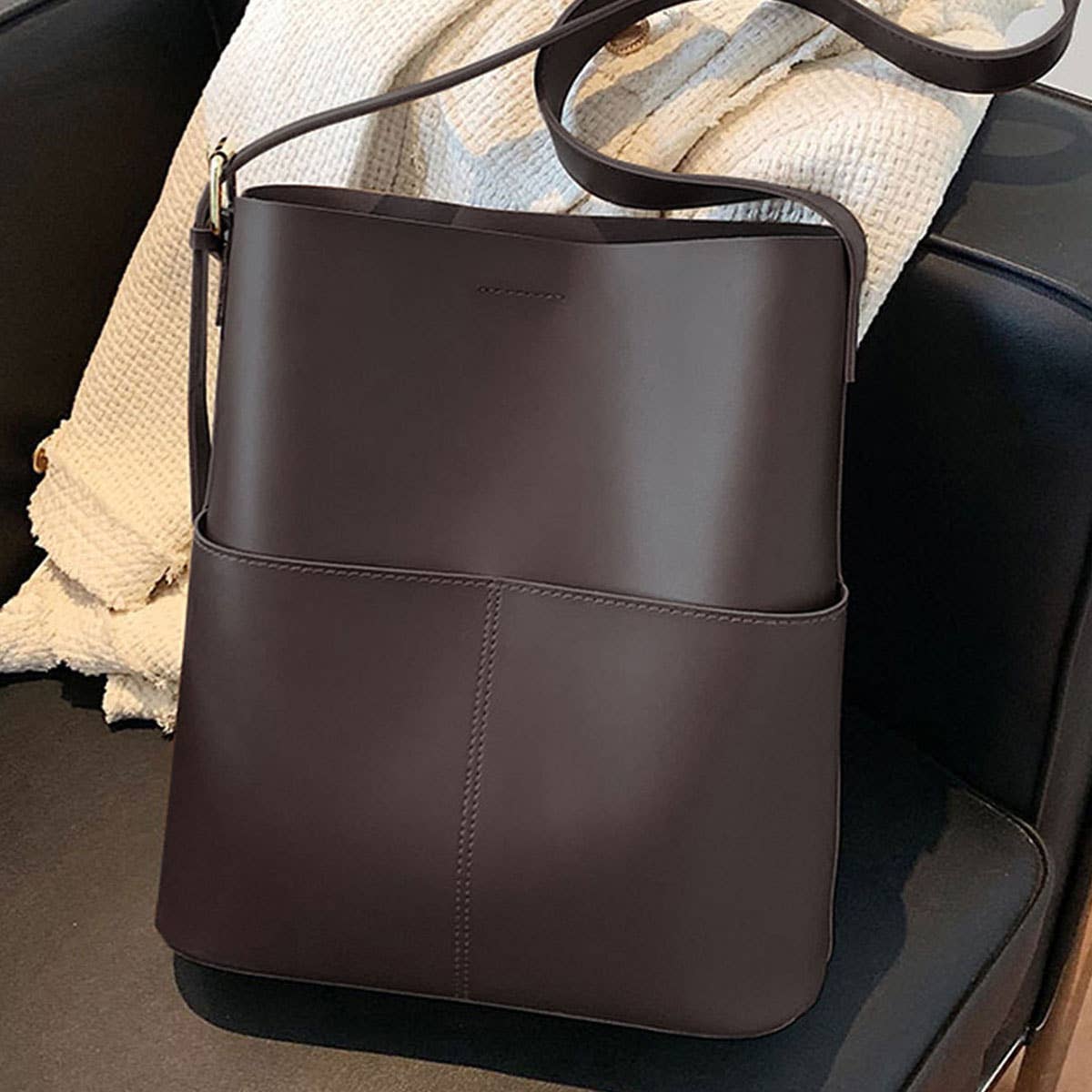 WOMEN LARGE-CAPACITY DESIGN SLUNG BUCKET BAG_CWAB0961