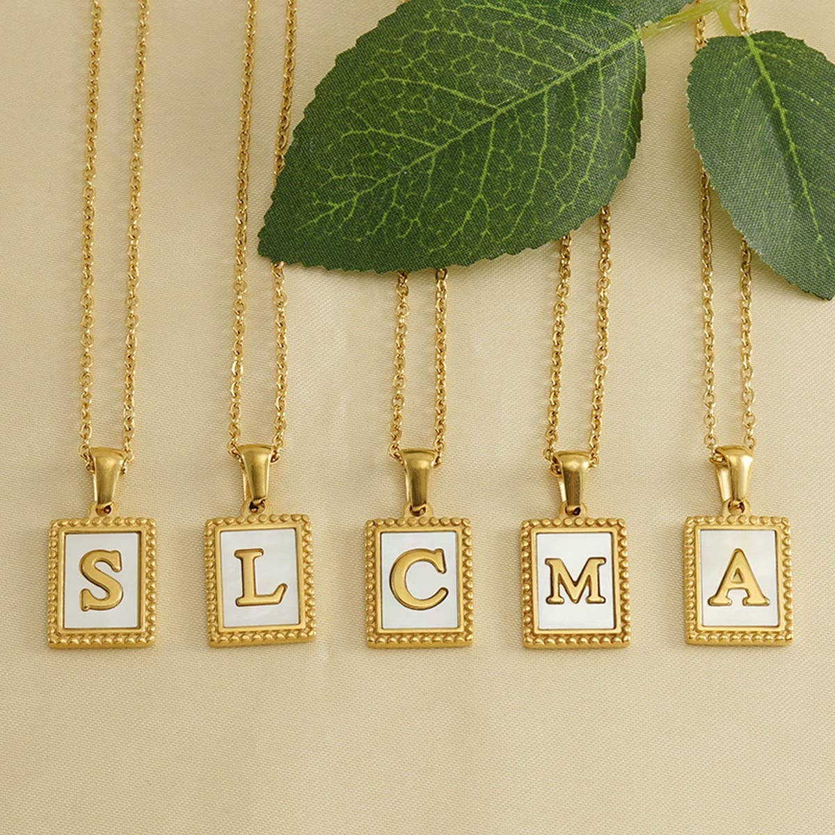 18K GOLD STAINLESS STEEL LETTER SHELL NECKLACE_CWAJE0685