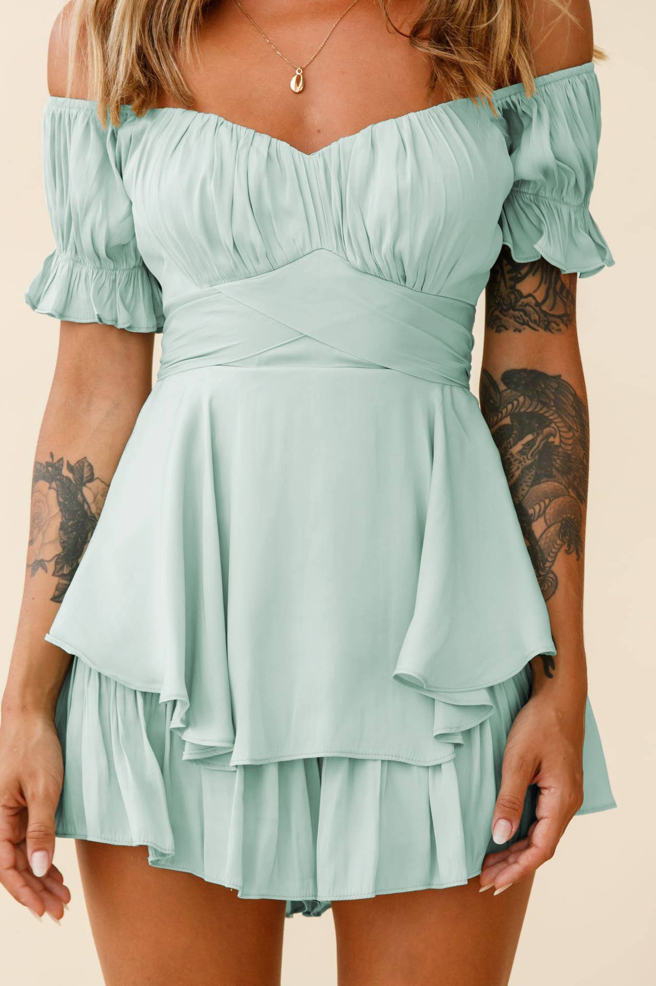 Solid-color one-shoulder lantern-sleeved dress