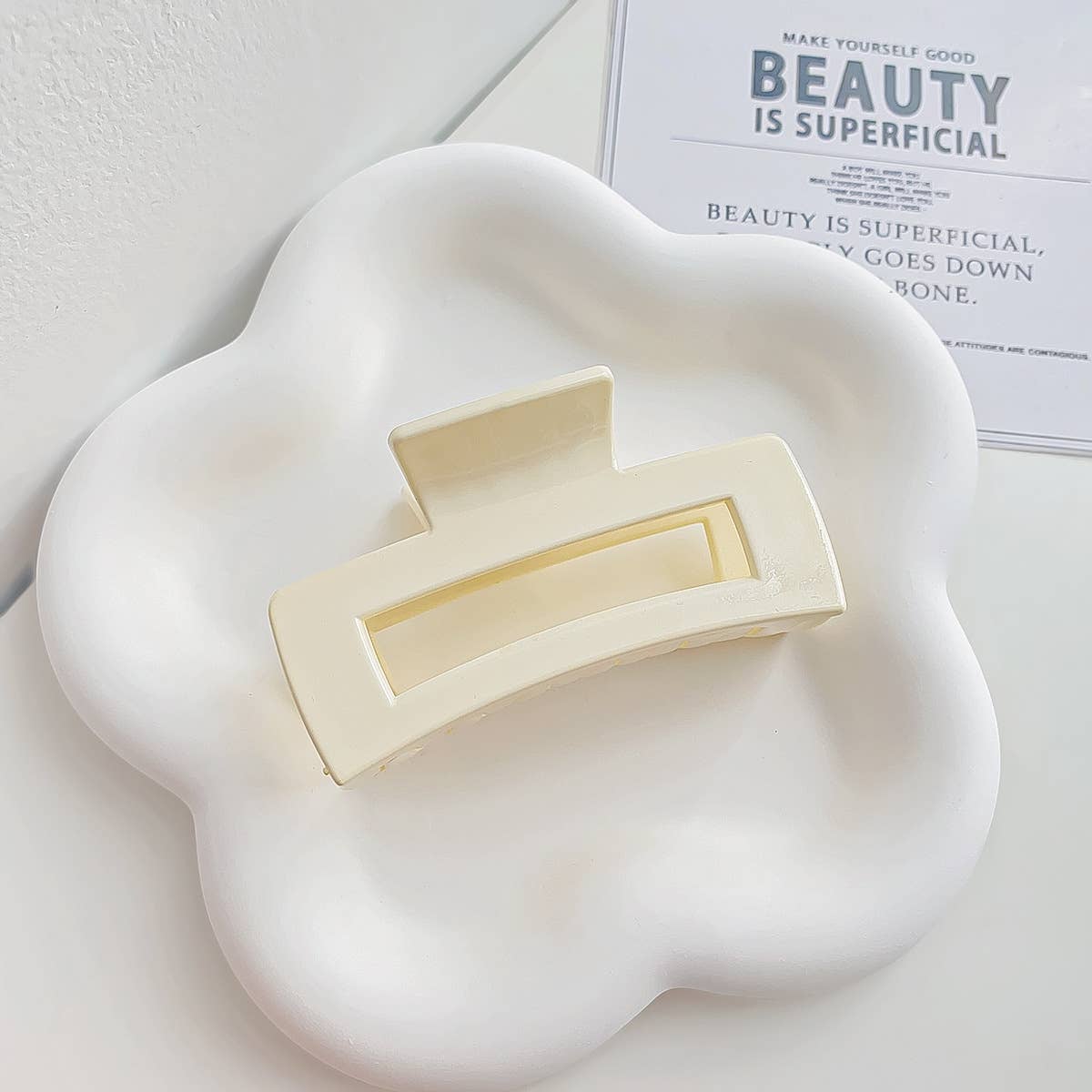 Arc-shaped semi-circular transparent gripper