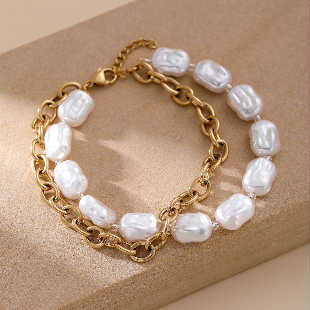 STAINLESS STEEL GOLD-PLATED VINTAGE PEARL BRACELET_CWMM3723