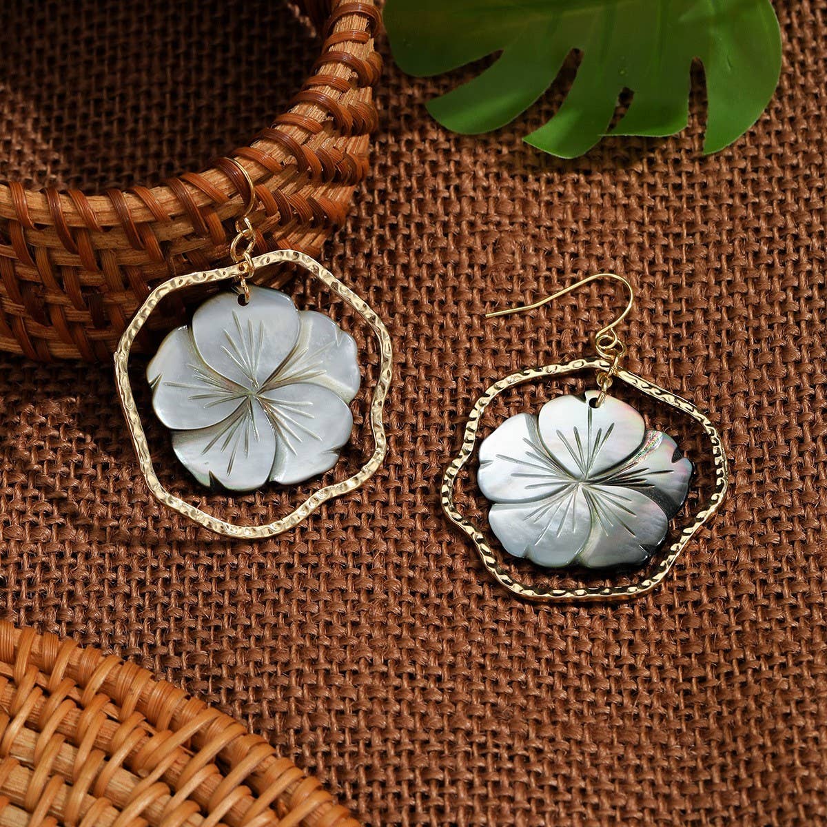 RETRO IRREGULAR GOLD-INLAID HOLLOW SHELL EARRINGS_CWMM4320