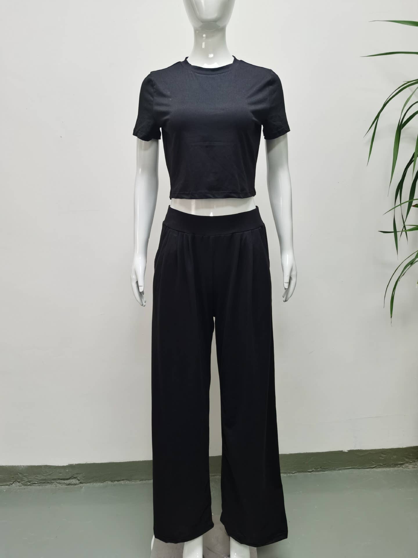 SHORT TOP WIDE LEG PANTS TWO-PIECE SET