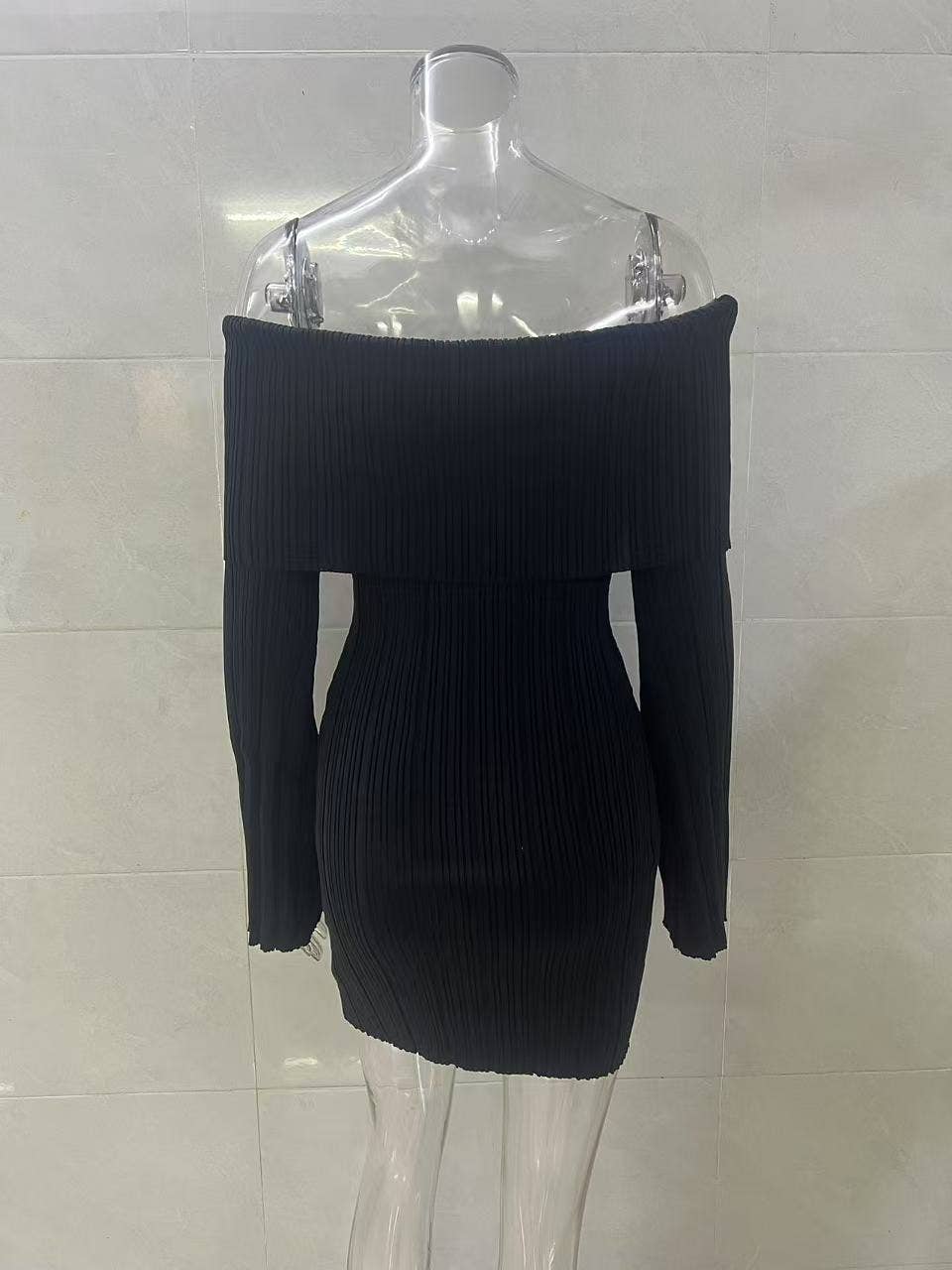 Sexy off-the-shoulder, body-hugging short skirt