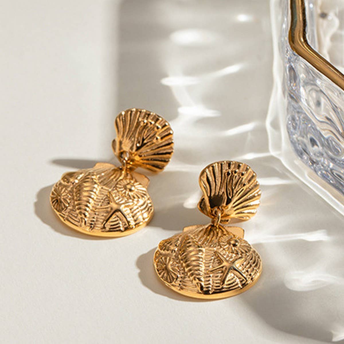 DESIGN RELIEF 18K GOLD SHELL STARFISH EARRINGS