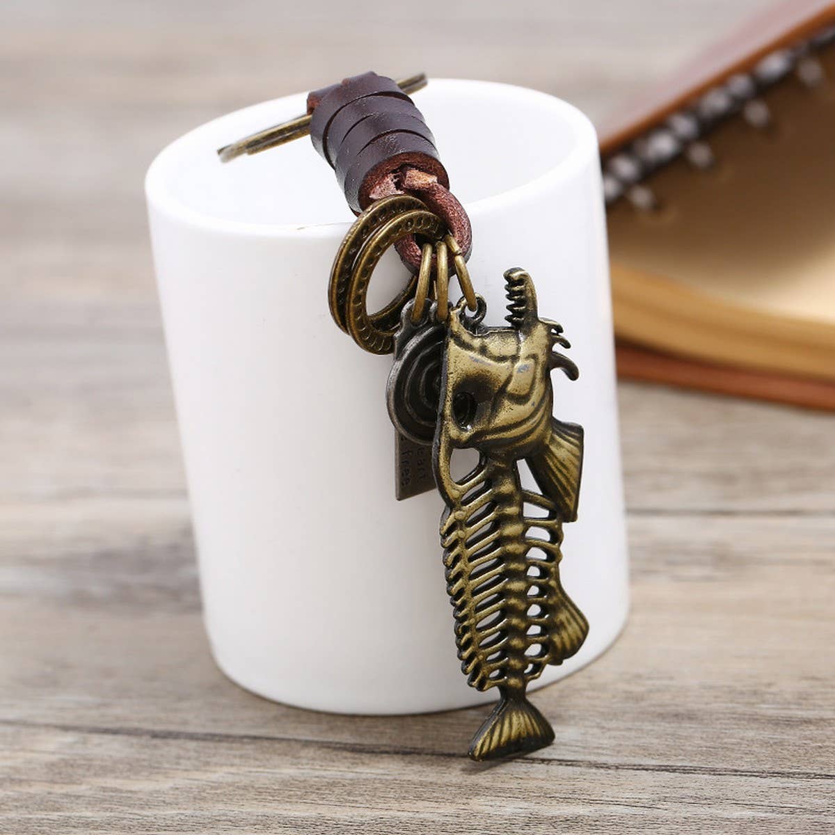 CREATIVE RETRO ALLOY FISHBONE LEATHER KEYCHAIN
