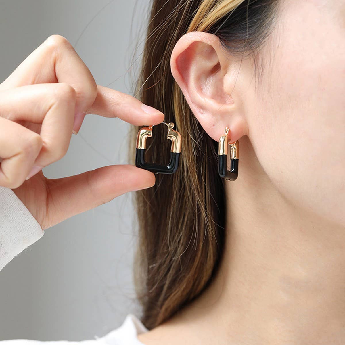 NEW FASHION TEMPERAMENT BLACK AND GOLD EARRINGS