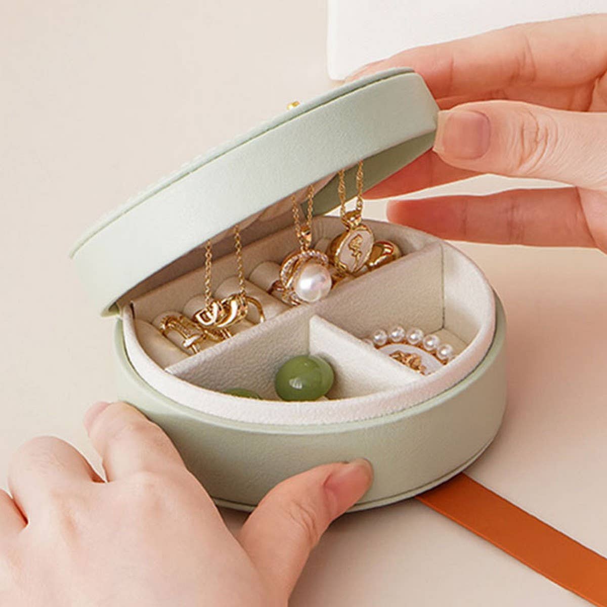 CREATIVE PORTABLE JEWELRY STORAGE BOX