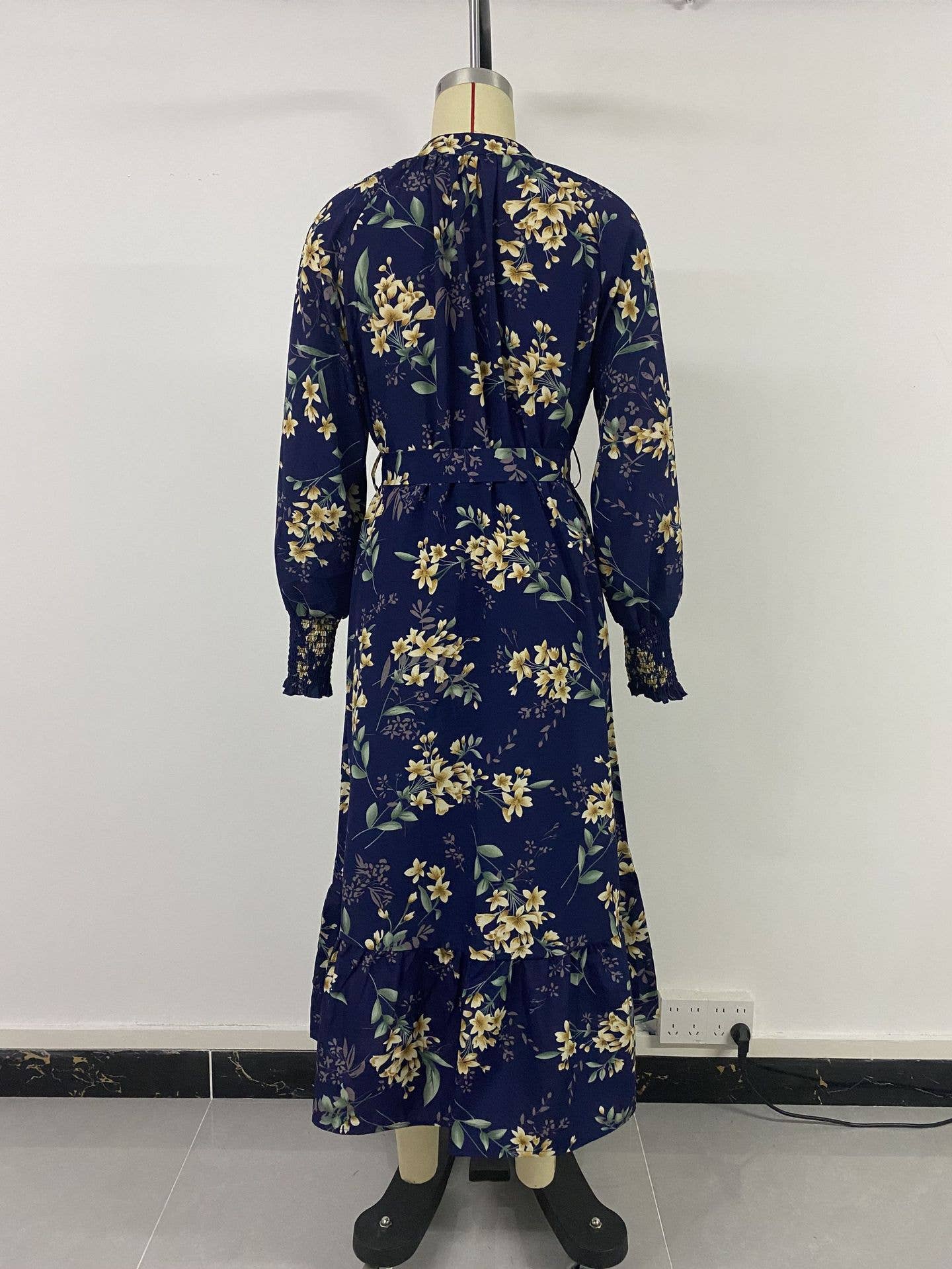 Loose V-neck,long-sleeved,waist-cinching dress