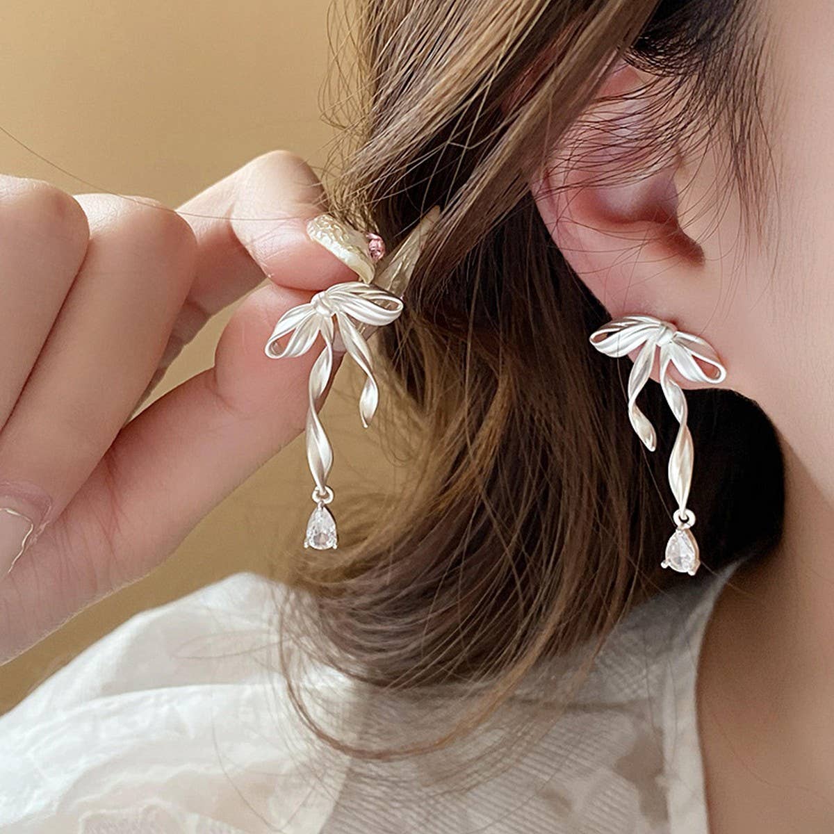 LIGHT LUXURY BOW PERSONALITY FASHION EARRINGS