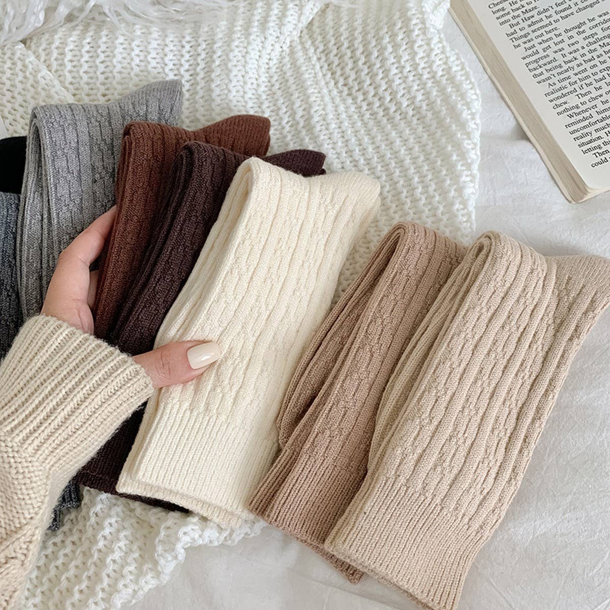 AUTUMN AND WINTER CABLE KNIT SOCKS_CWMS1067