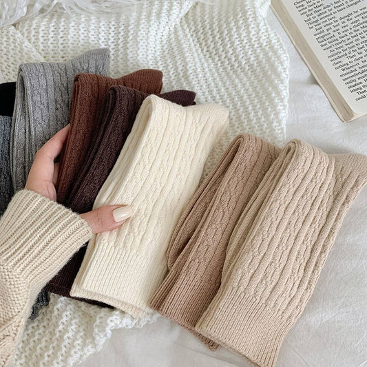 AUTUMN AND WINTER CABLE KNIT SOCKS_CWMS1067