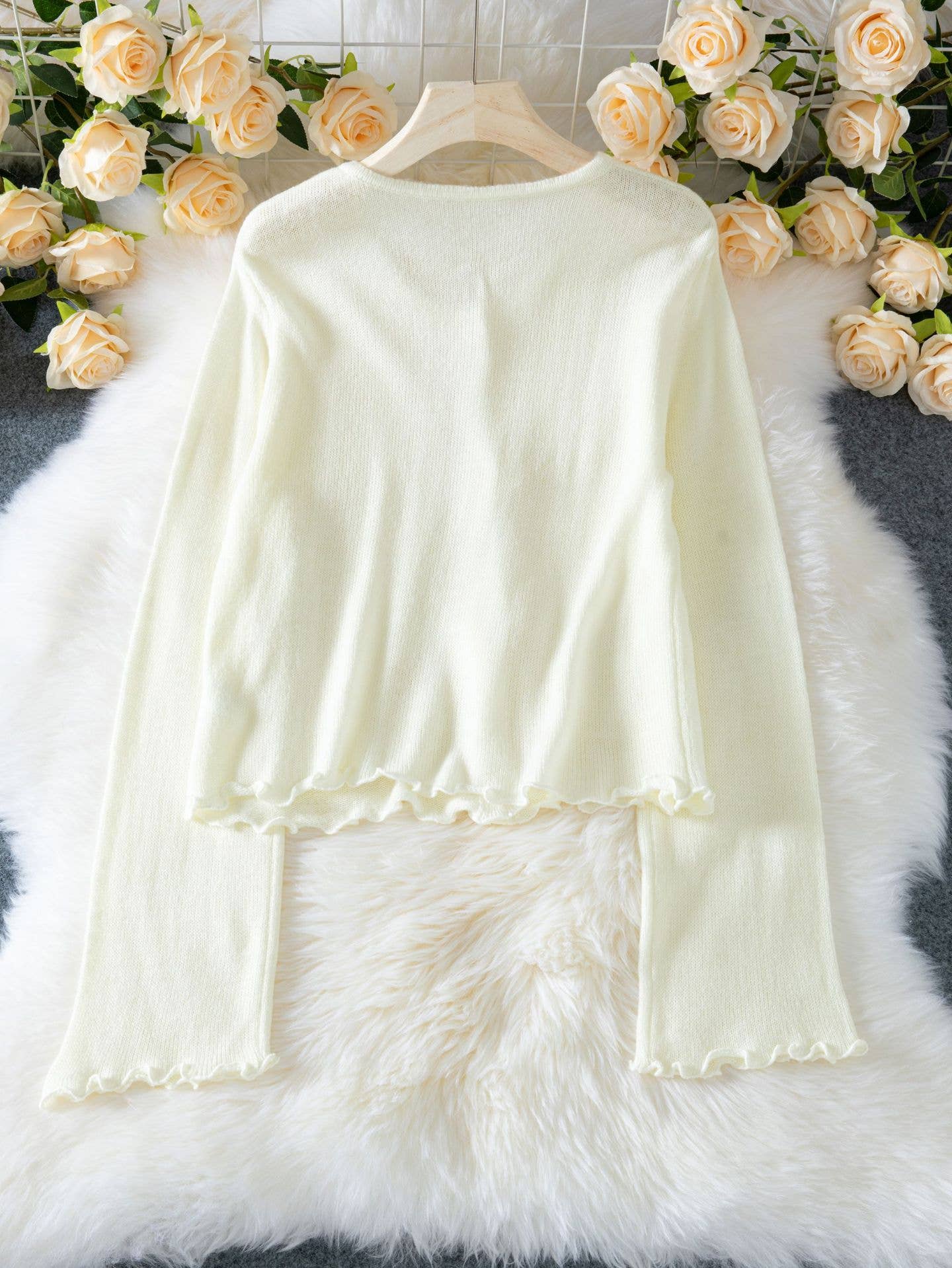 Three-dimensional flower ear-trimmed sweater