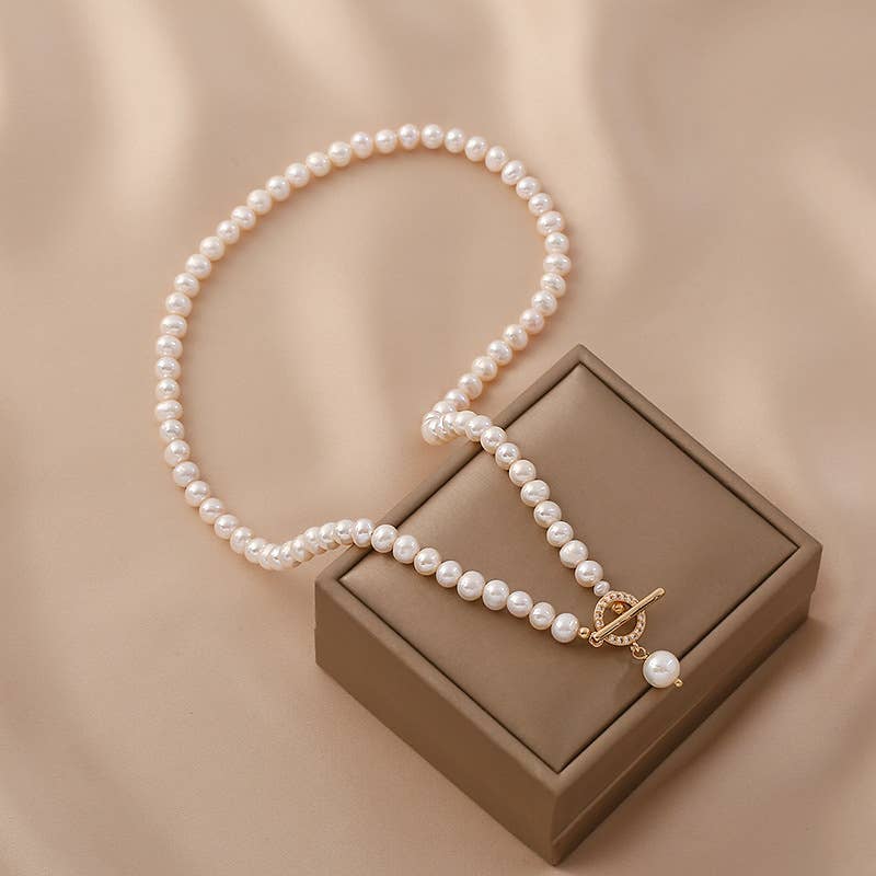 Simple and natural freshwater pearl necklace